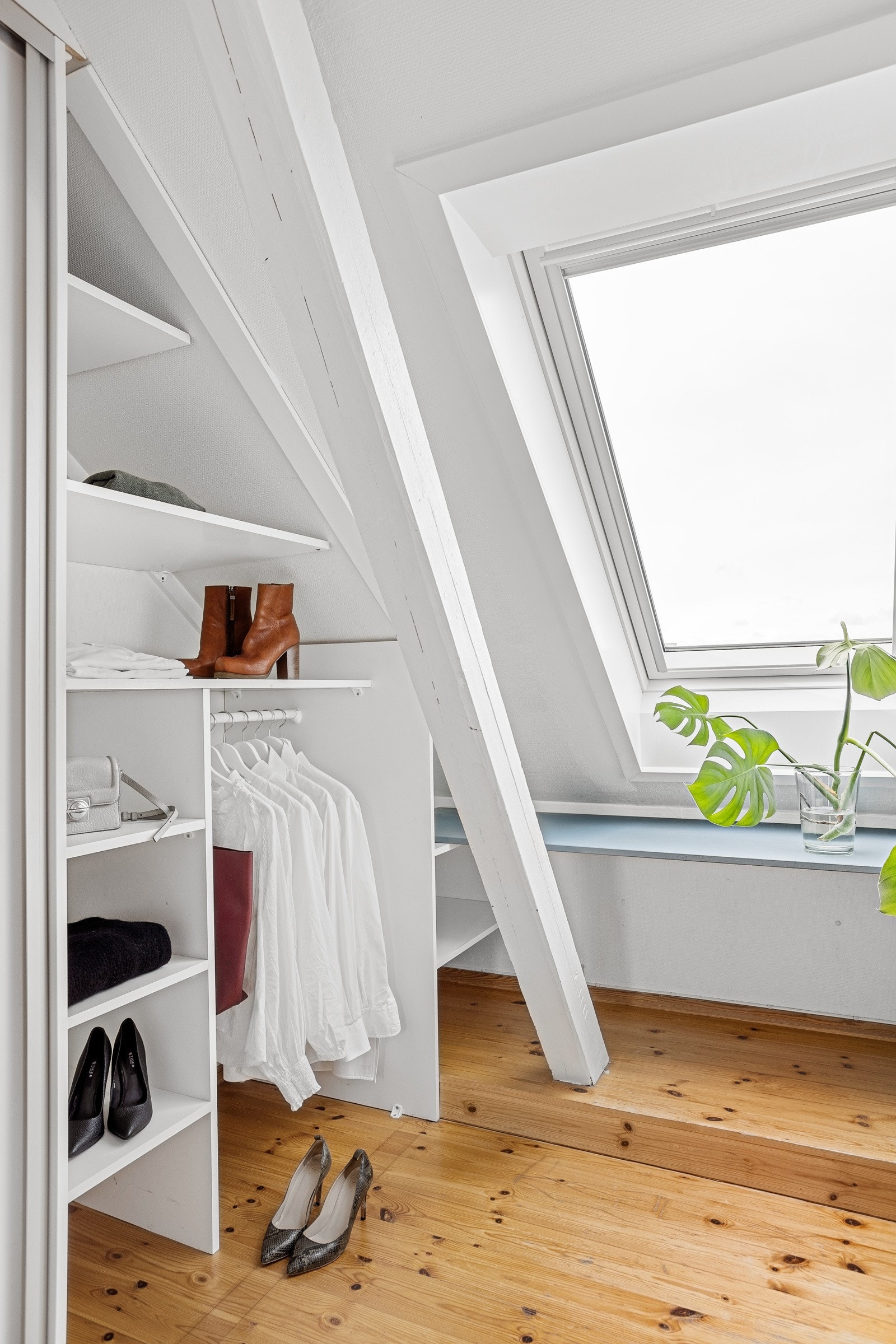 Det er god plass til oppbevaring i tilpasset skyvedørsgarderobe. Galleribilde