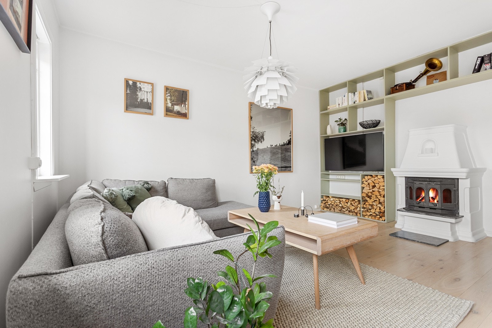 Stuen har en stemningsfull peisovn som både er et fint element til rommet og som varmer godt på kalde dager. Galleribilde