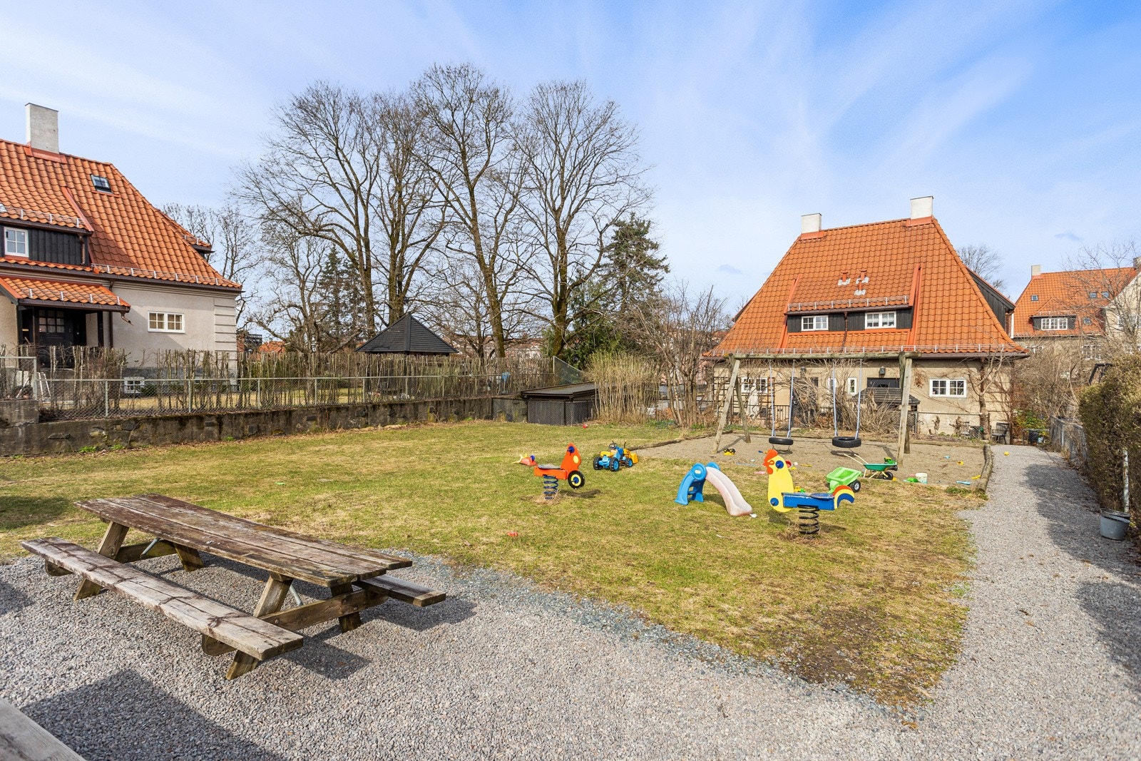 Felles lekeplass for beboerne. Et hyggelig og sosialt samlingspunkt. Galleribilde