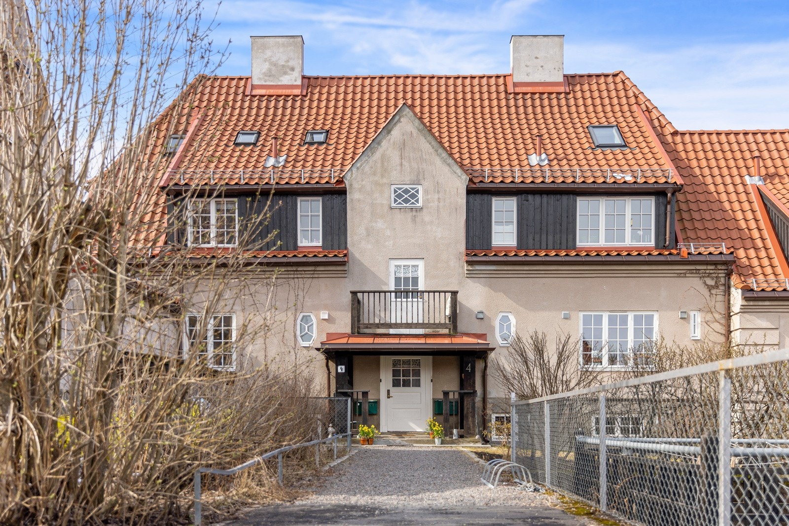 Pent og opparbeidet inngangsparti. Boligen ligger i byggets 2.etasje med utbygget loft. Velkommen inn! Galleribilde