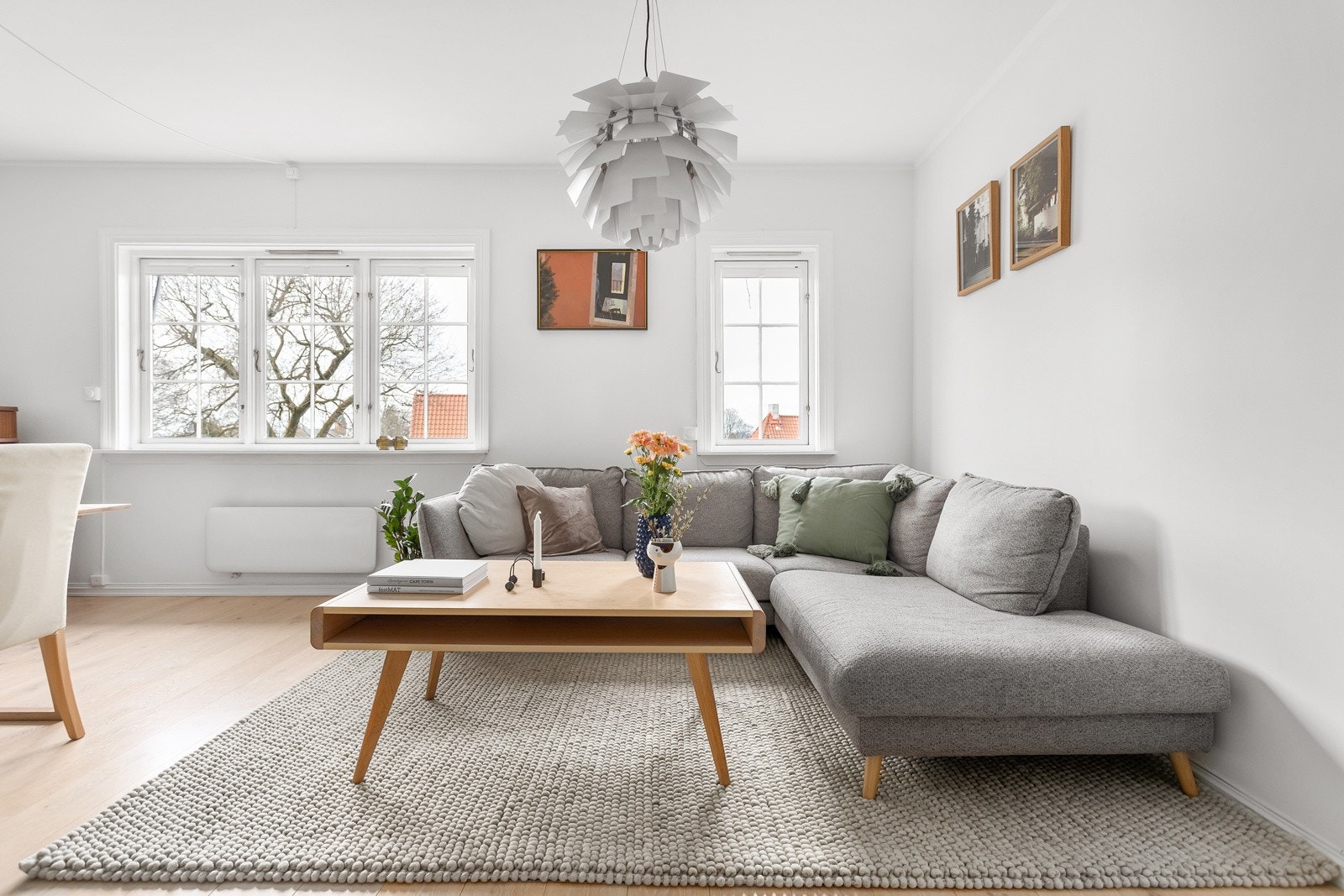 Stuen oppleves lys og luftig med store vindusflater som slipper inn rikelig med naturlig sollys. Galleribilde