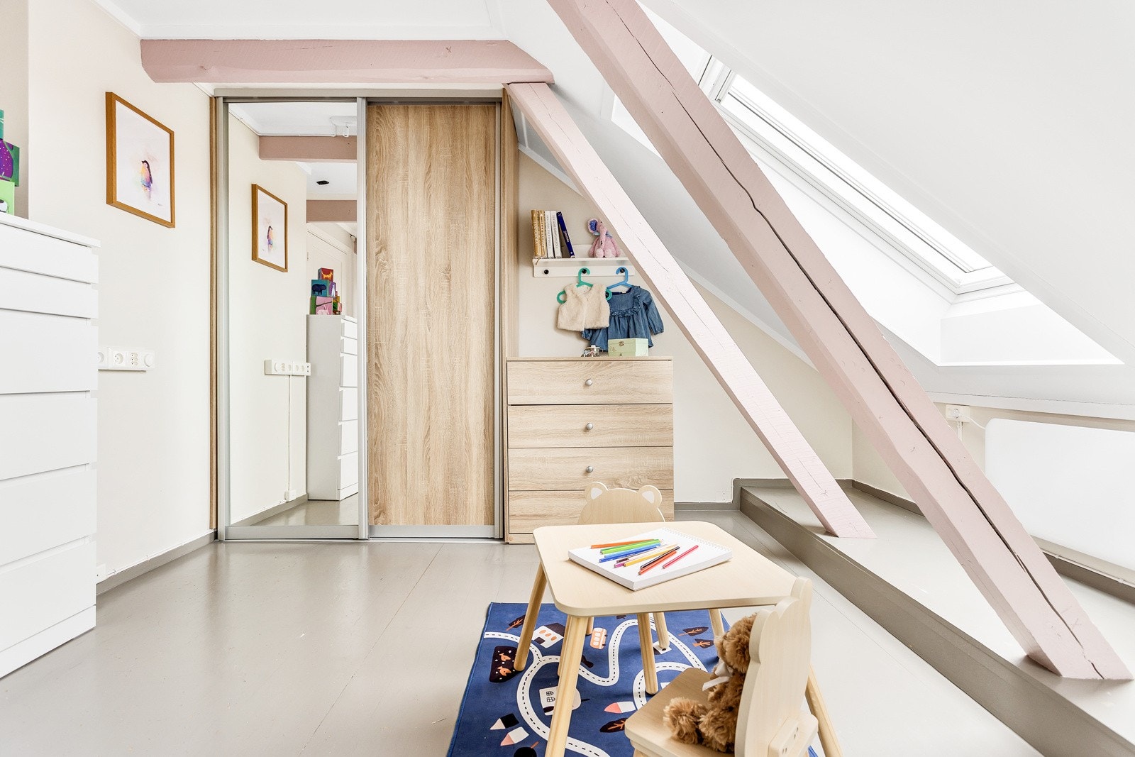 Det er god plass til seng, oppbevaring og øvrig soveromsmøblement. Galleribilde