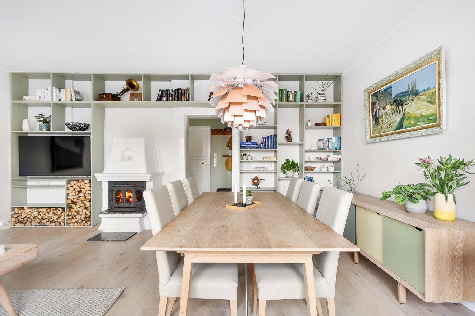 Det er lyse, rene overflater med en plassbygget bokhylle i en fin kontrastfarge. Flott enstavs eikeparkett på gulvet og en behagelig takhøyde på 2,66 meter. Galleribilde