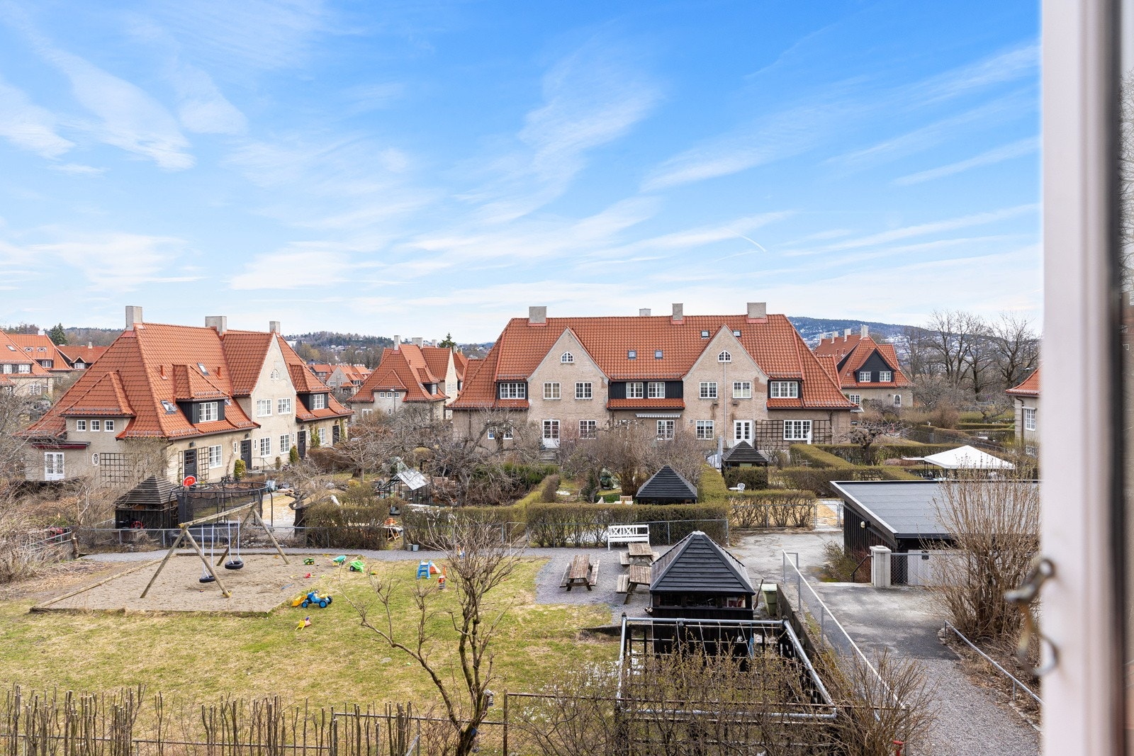 Utsikt til nabolaget og dens vakre bebyggelse og frodige hager. Galleribilde