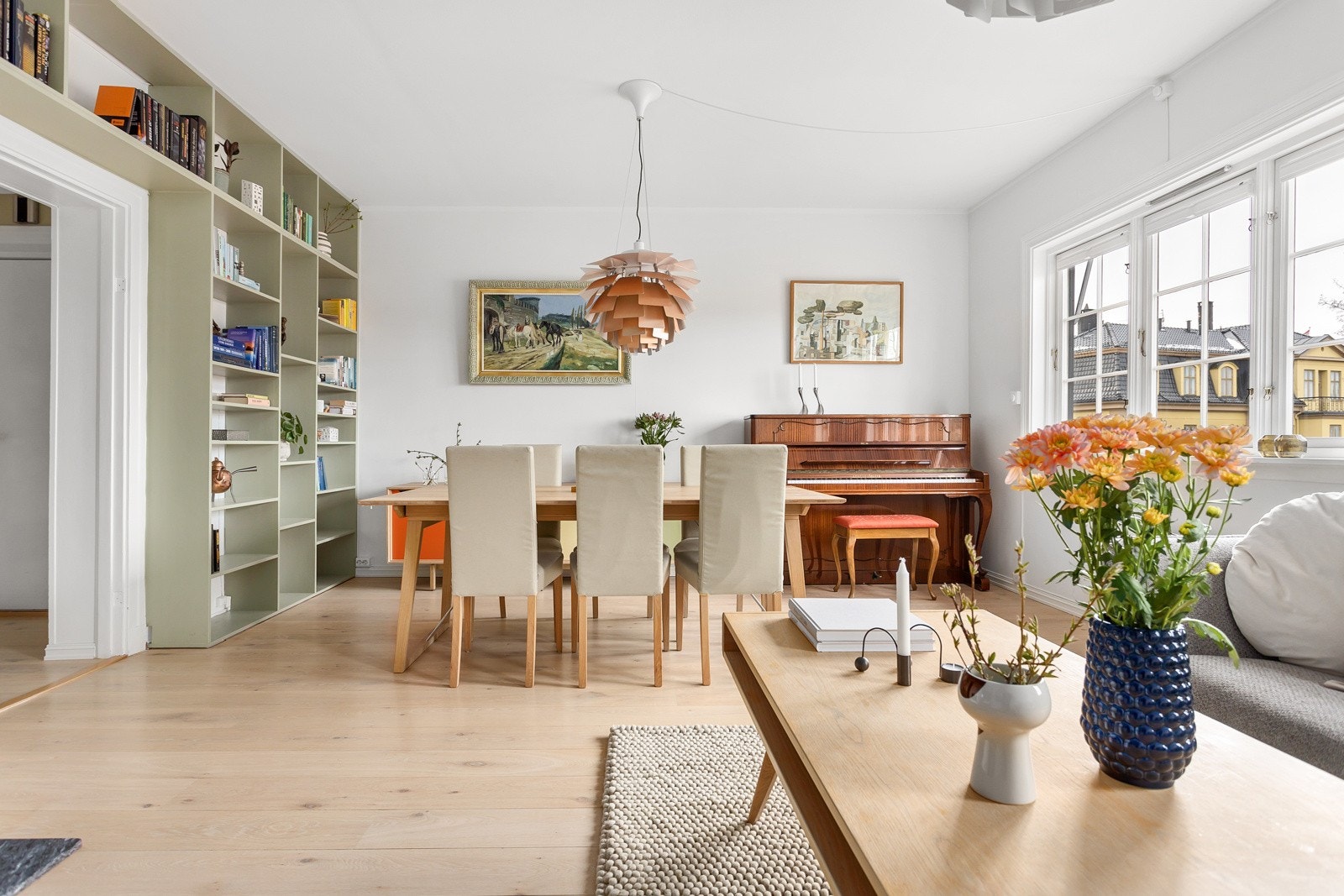 Det er god plass til både sofaseksjon og langbord, samt øvrig møblering etter ønske. Galleribilde