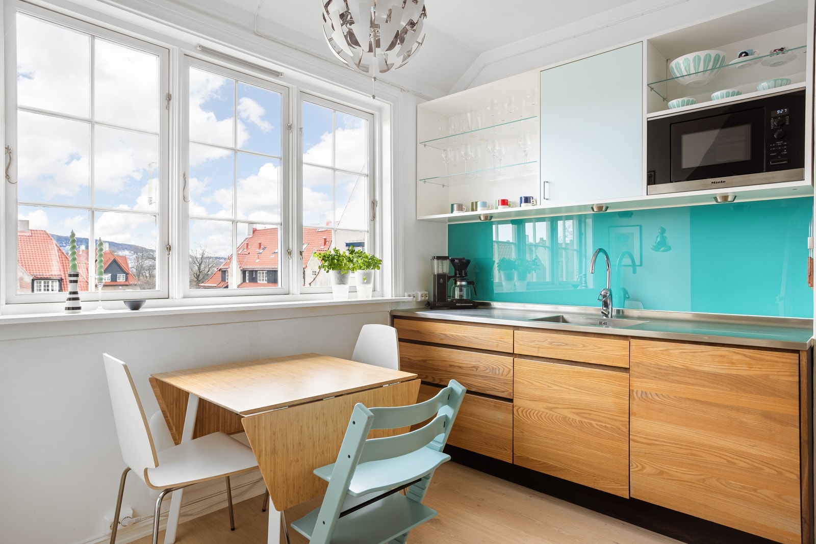 Videre er det integrert komfyr, induksjon platetopp og oppvaskmaskin. Galleribilde