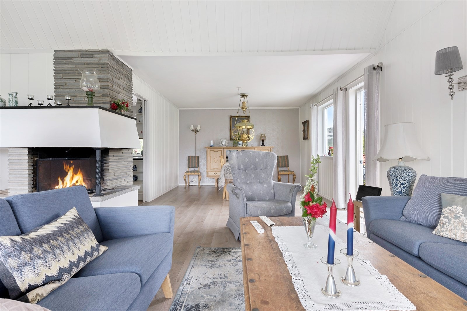 Vinkelstue med plass til flere sittegrupper og spiseplass Galleribilde