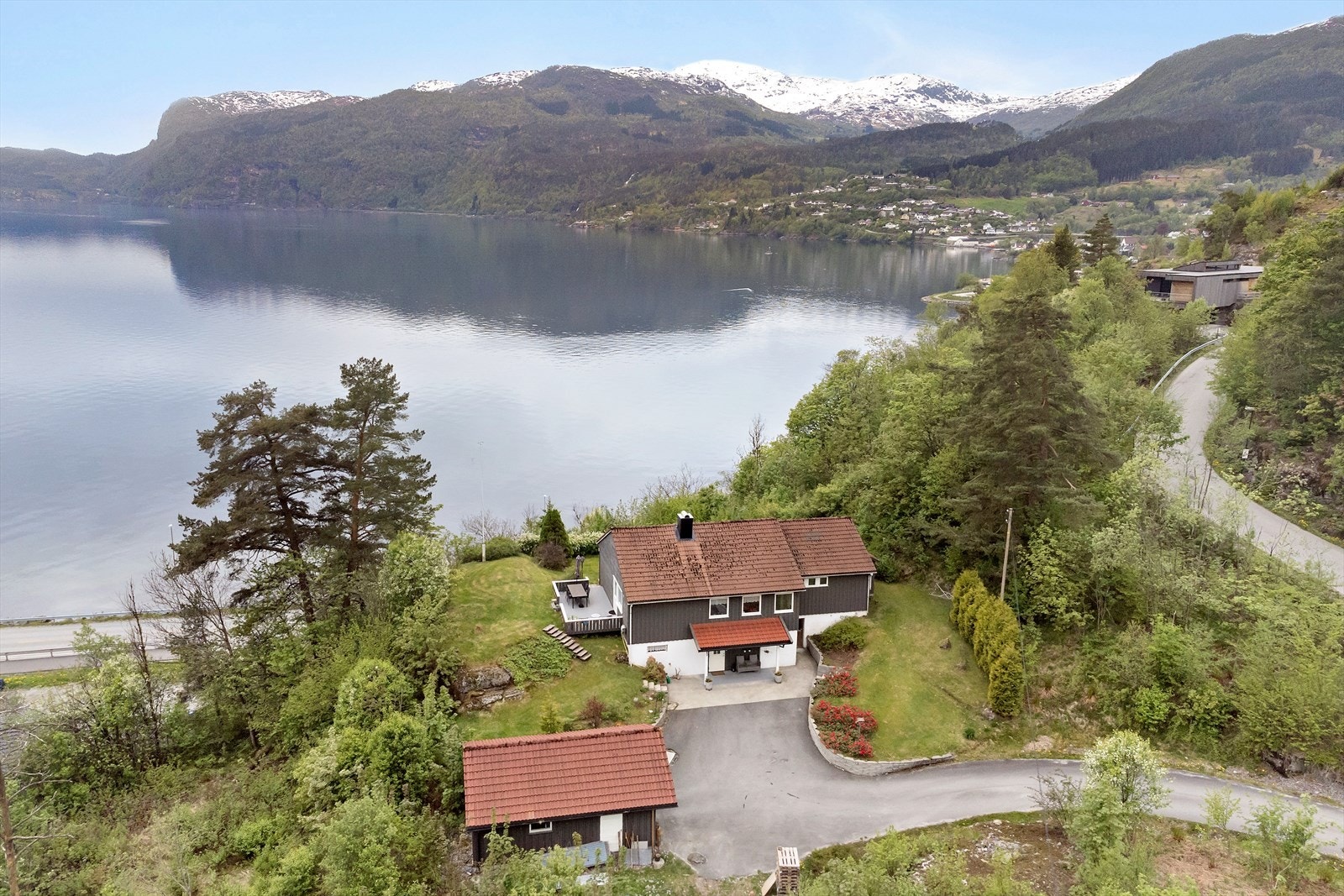 Utsikt til fjord og fjell Galleribilde