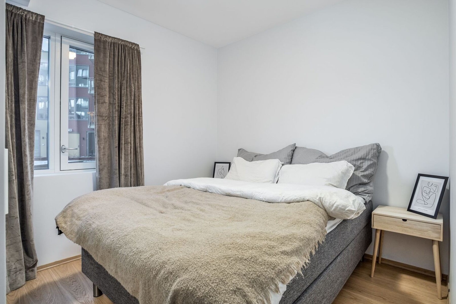 Romslig soverom med plass til dobbeltseng. Galleribilde