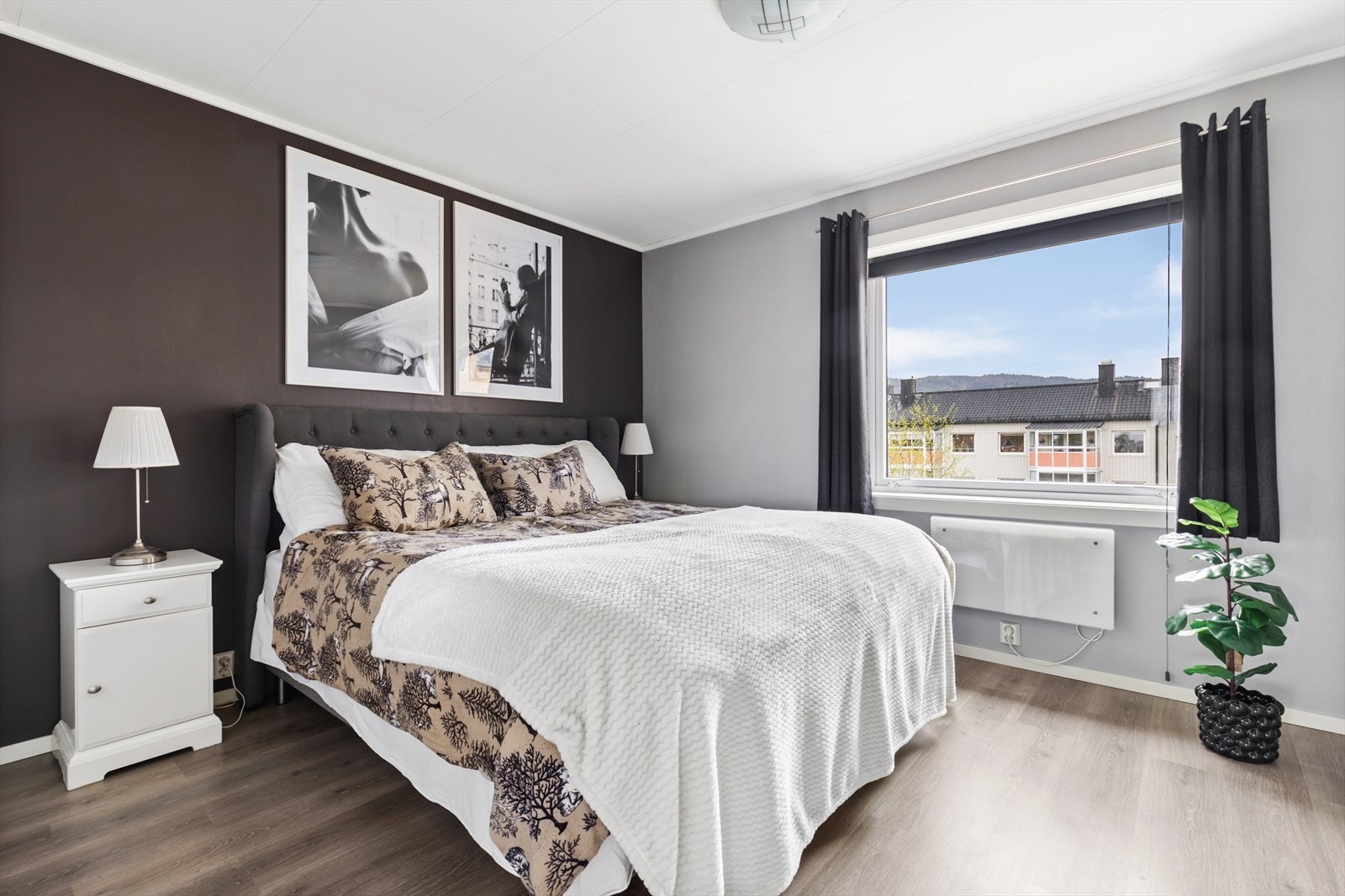 Soverom nr.1 har en paralell standard med resten av boligen. Moderne og selvsagt renovert. Galleribilde