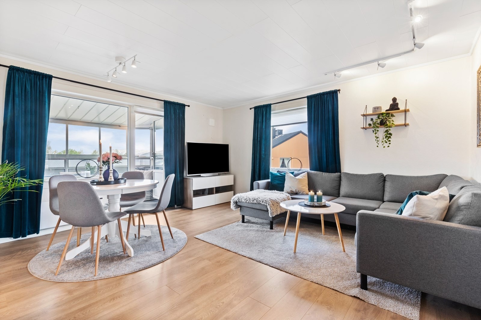 Stuen er også modernisert, og her, slik som i resten av leiligheten, så er el.anlegget helt nytt. Galleribilde