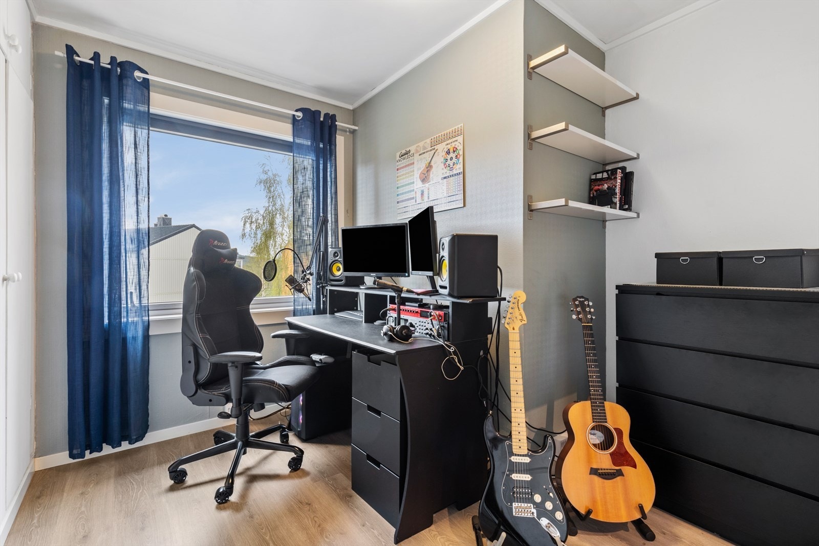 Soverom nr. 2. Dette rommet er, slik som hovedsoverommet, også renovert. Galleribilde