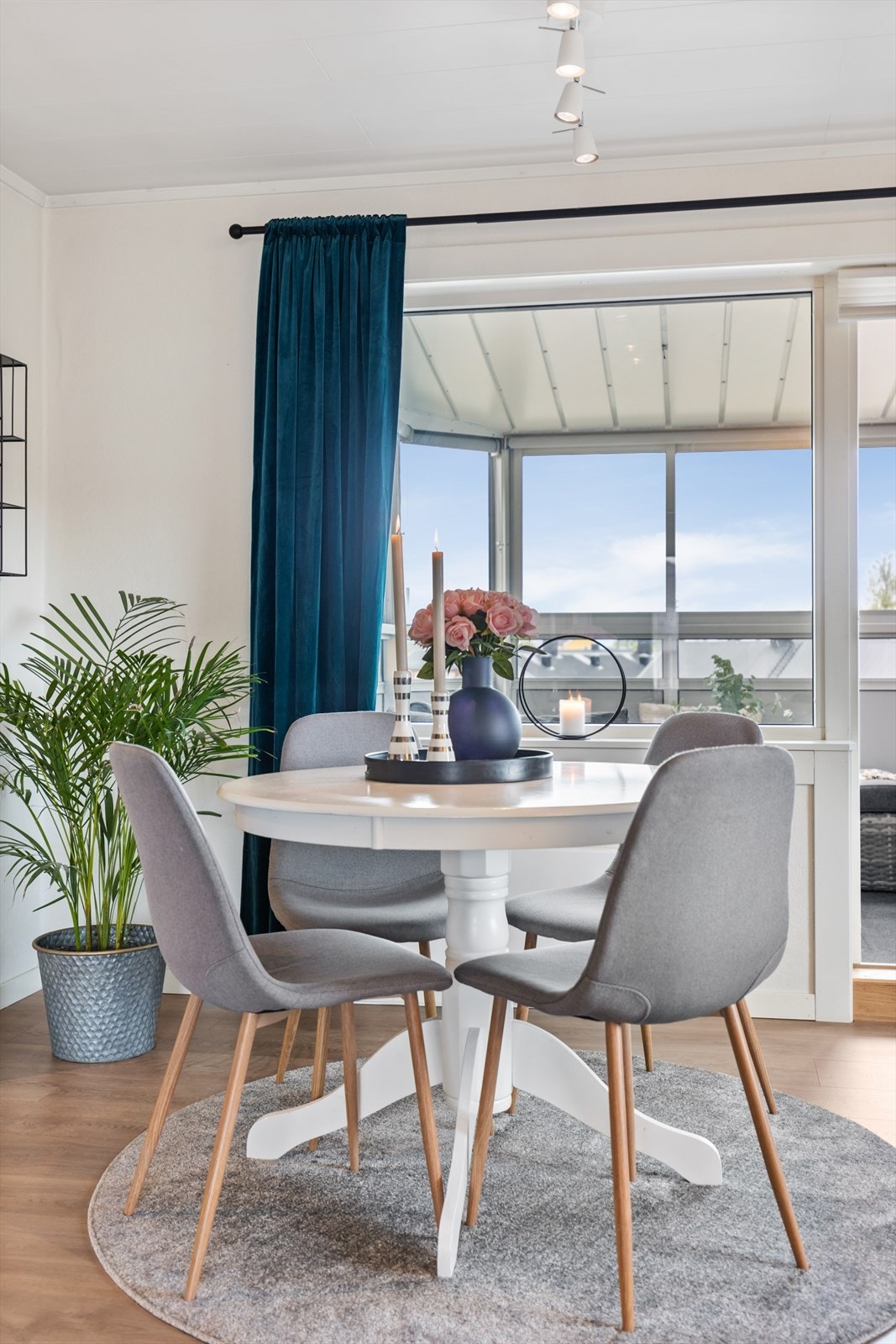 Innbydende stue, der ordet trivsel i høyeste grad kan brukes . Galleribilde