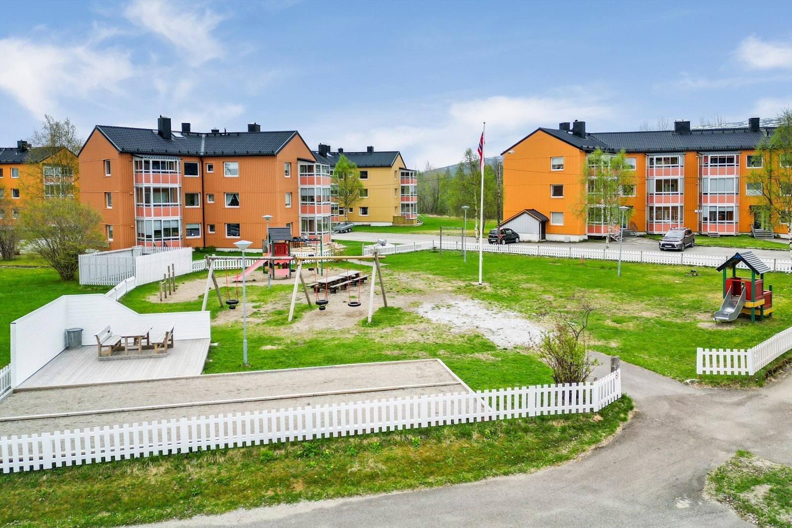 Uteområdet er pent opparbeidet med lekeplass, sittebenker, platting m.m Galleribilde