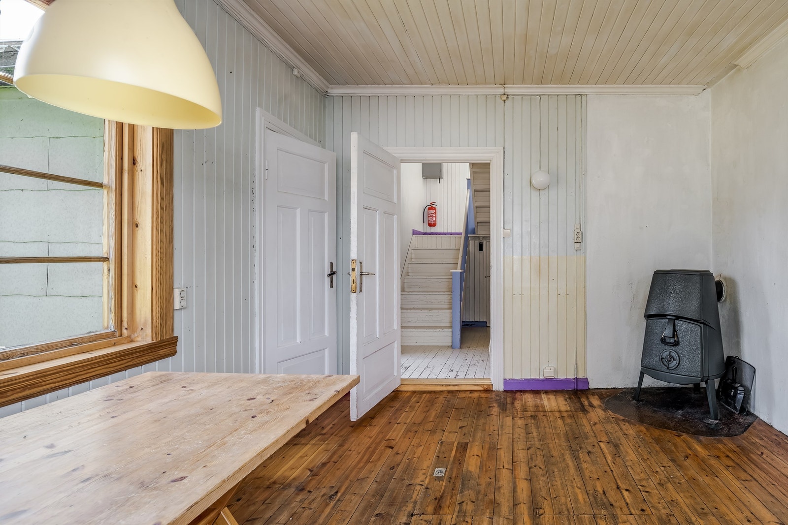 Det er også montert en vedovn som varmekilde inne på kjøkkenet. Kjellerlem montert i gulvet. Åpen løsning for hvitevarer som komfyr og kjøl/fryseskap. Ikke montert kjøkkenventilator på kjøkkenet. Galleribilde