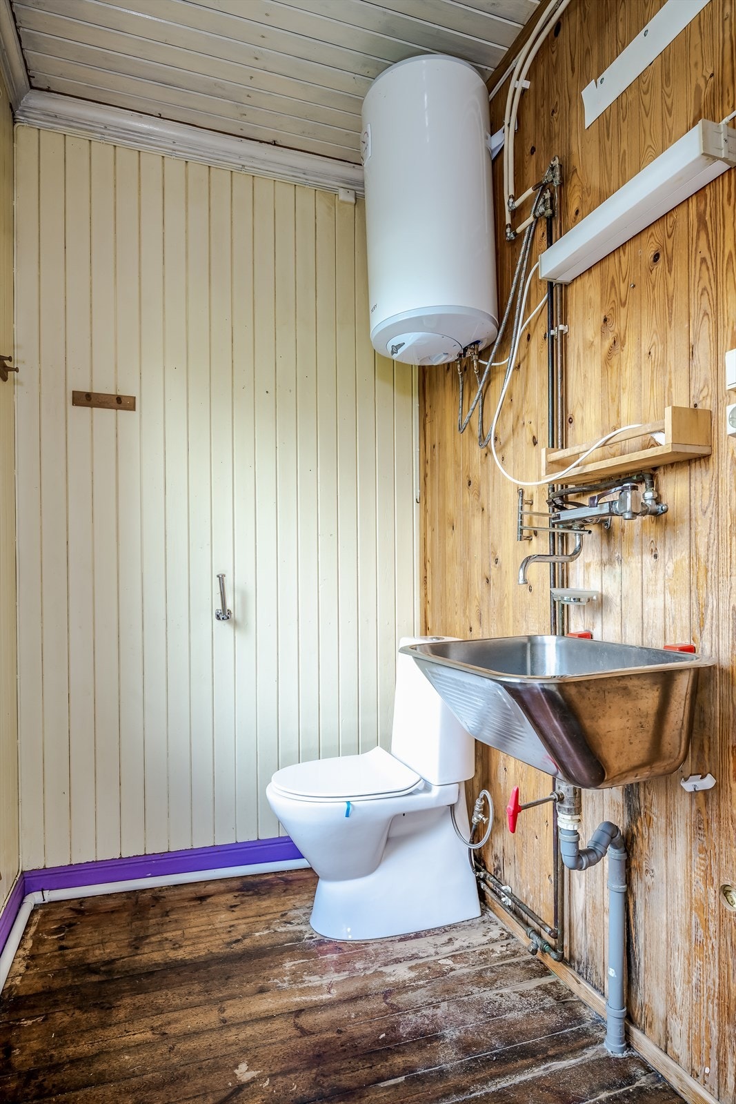 Baderommet har lysmalt, og ikke malt panel på veggene, lysmalt panel i himling og tregulv. Badet er ikke godkjent etter dagens krav til våtrom, og rehabilitering må påregnes. Panelovn montert på vegg som varmekilde. Galleribilde