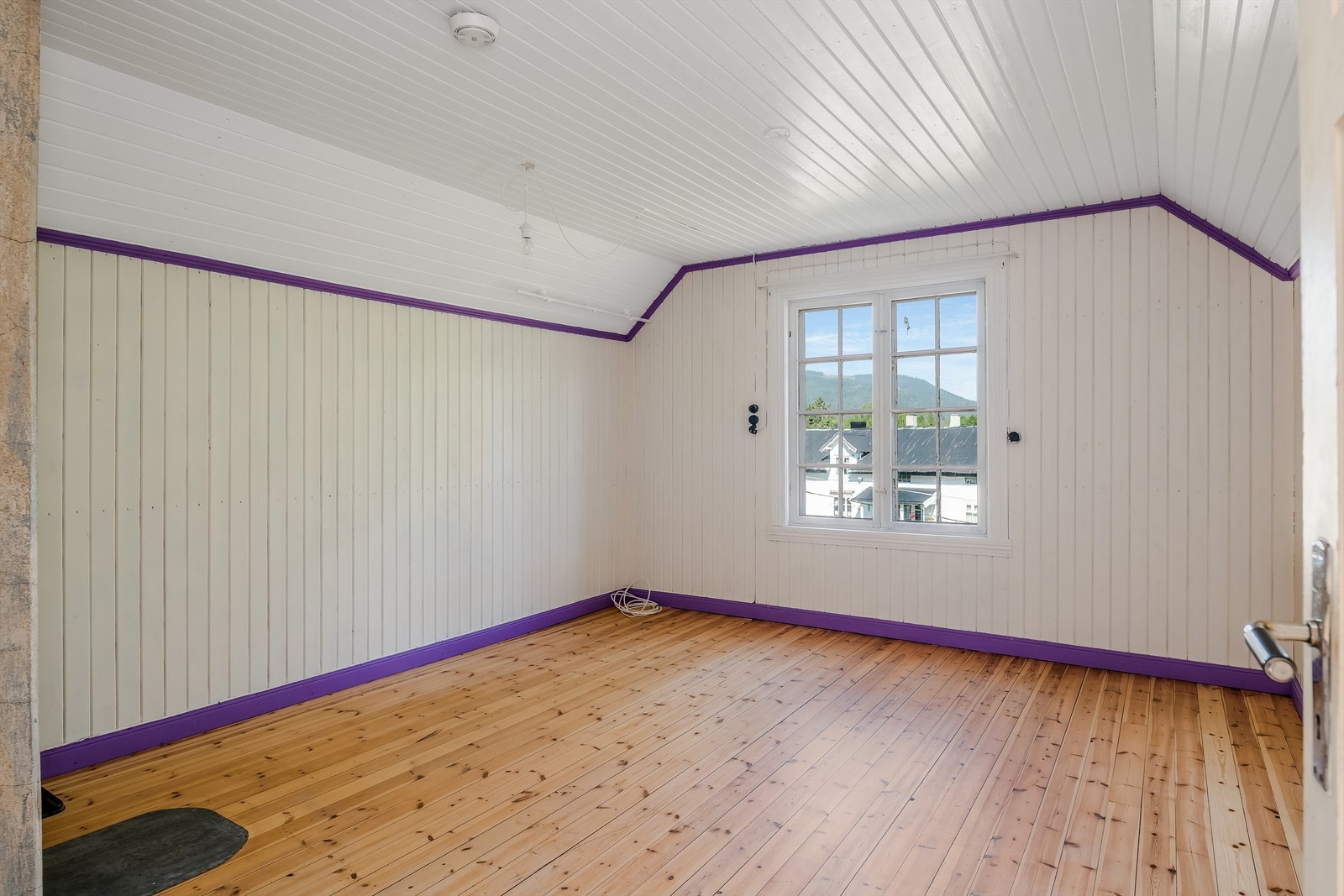 Hovedsoverommet i loftetasjen har lysmalt panel på veggene, tregulv og lillamalte gulv og taklister. Rommet er romslig med god plass til det man skulle ønske av møblement. Galleribilde