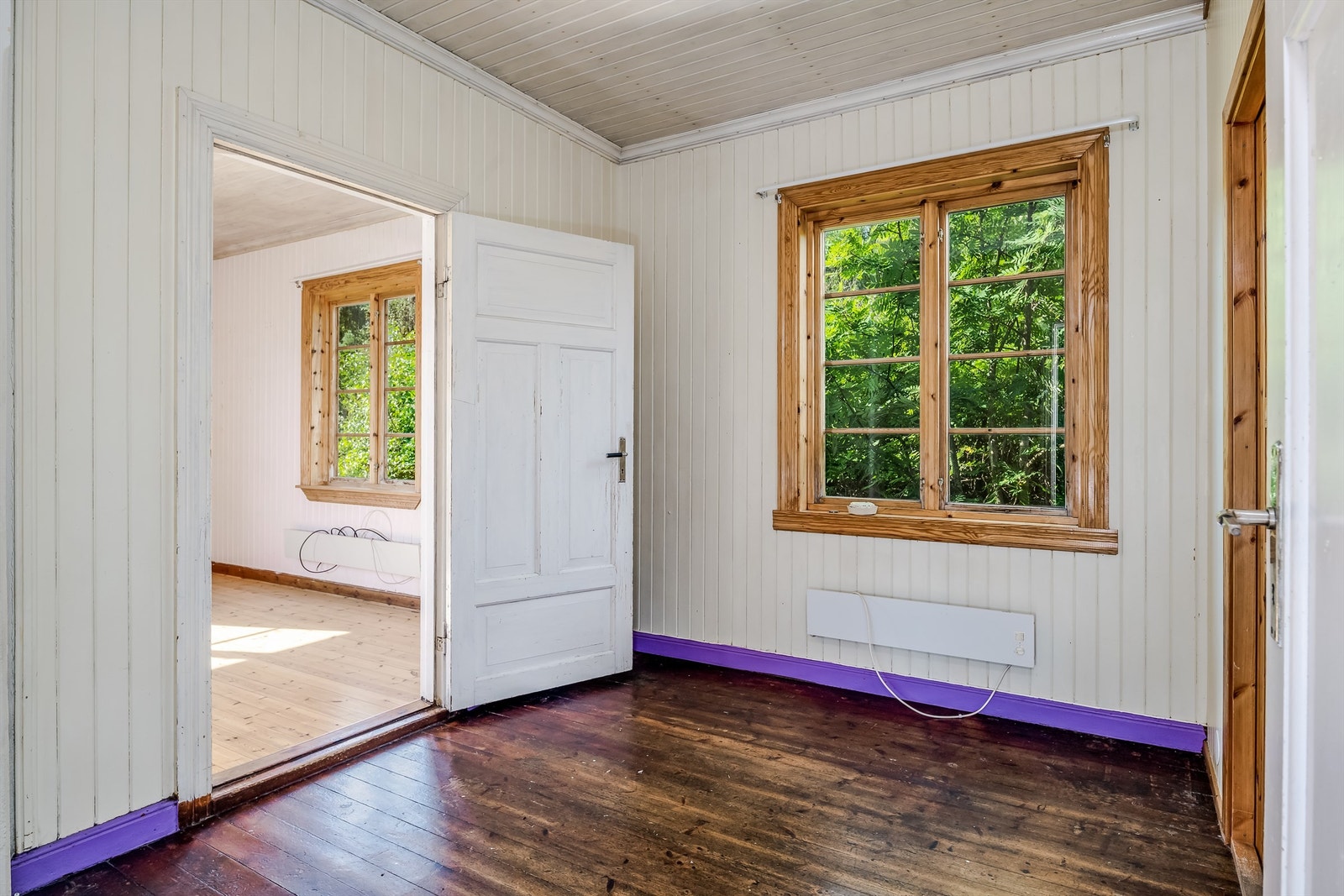 Soverommet nede i 1. etasje har lysmalt panel i himling og på veggene, samt tregulv. Rommet har adkomst til stuen, badet og kjøkkenet. Galleribilde