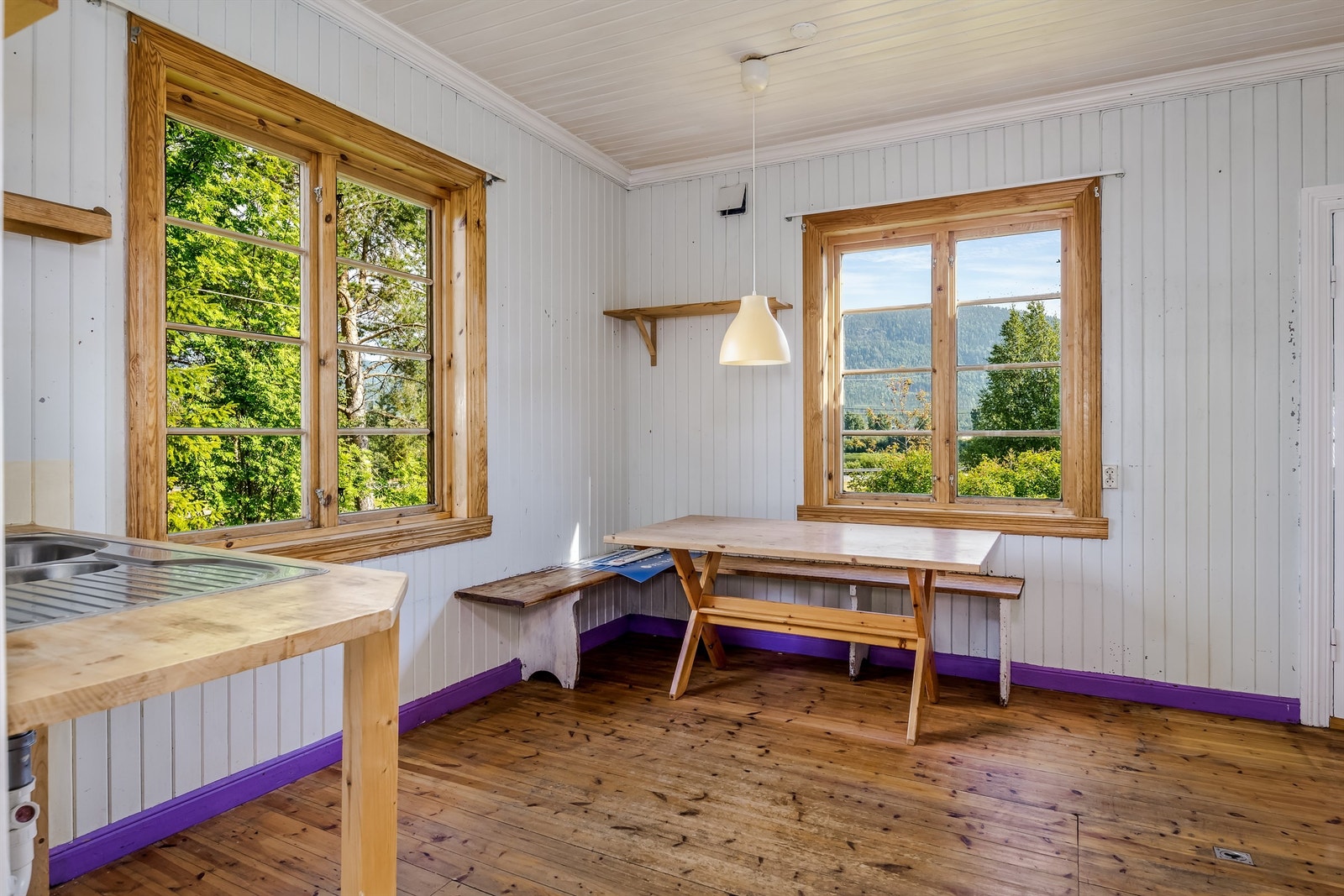 Rommet er også innredet med et par vegghengte hyller, plassbygd sittebenk og spisebord. Galleribilde