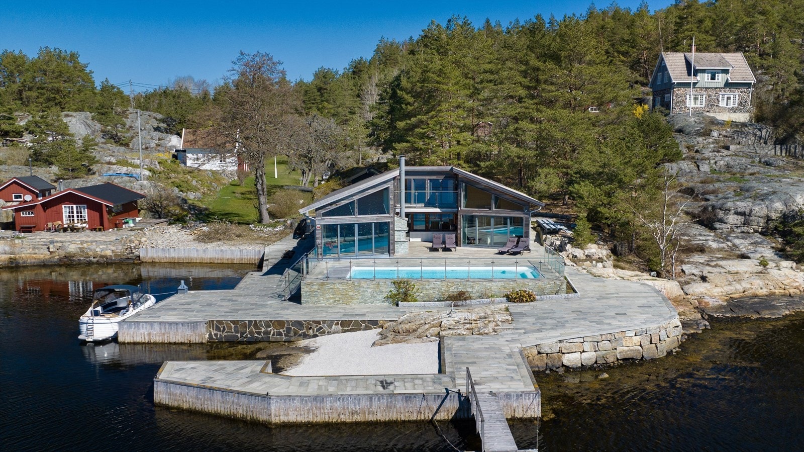 Kvalitetshytte med store, pent opparbeidede uteområder, stort basseng og nydelig beliggenhet. Galleribilde