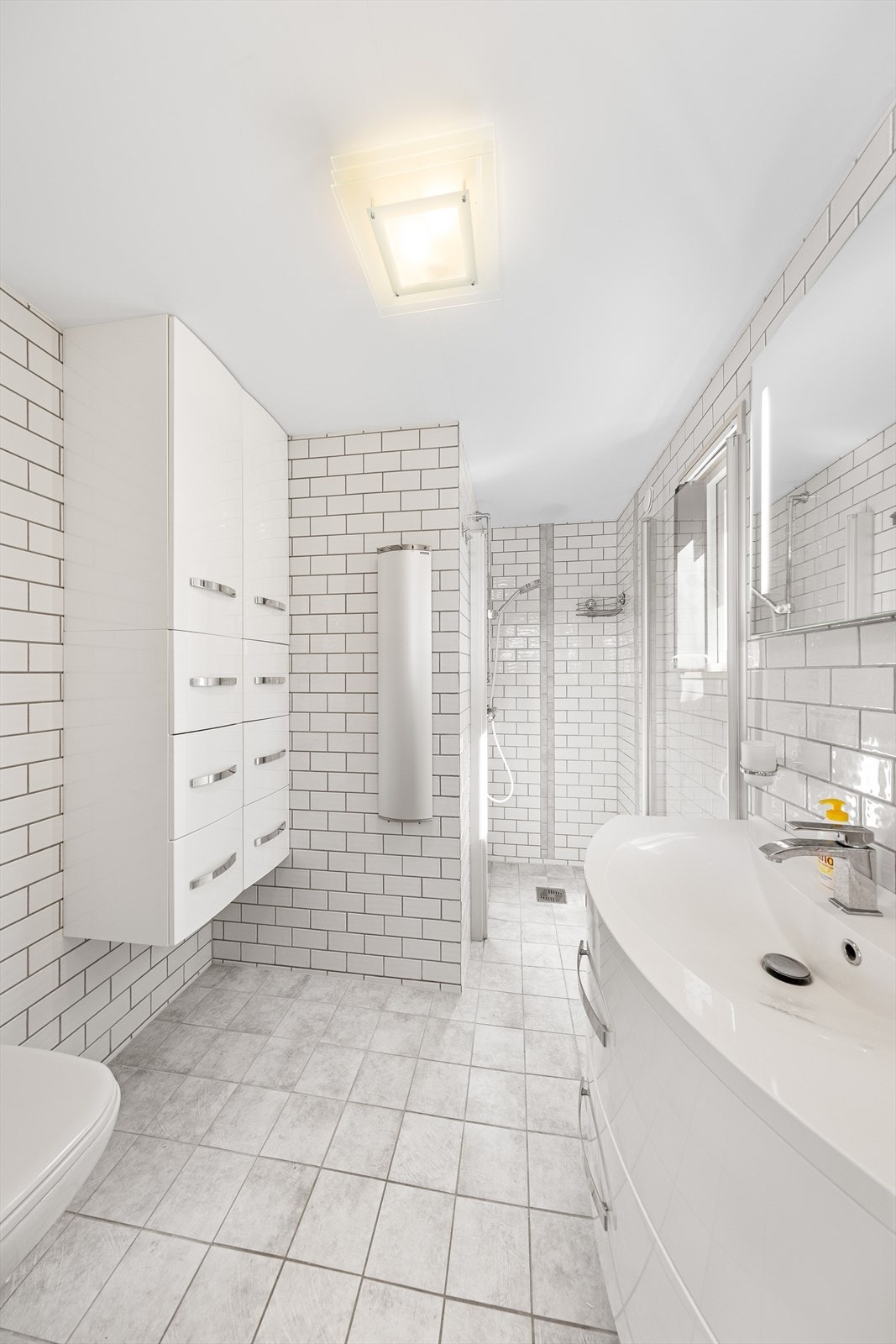 Fra hovedsoverommet er det adkomst til et pent baderom som består av dusj, toalett, vegghengt skap og servant. Galleribilde