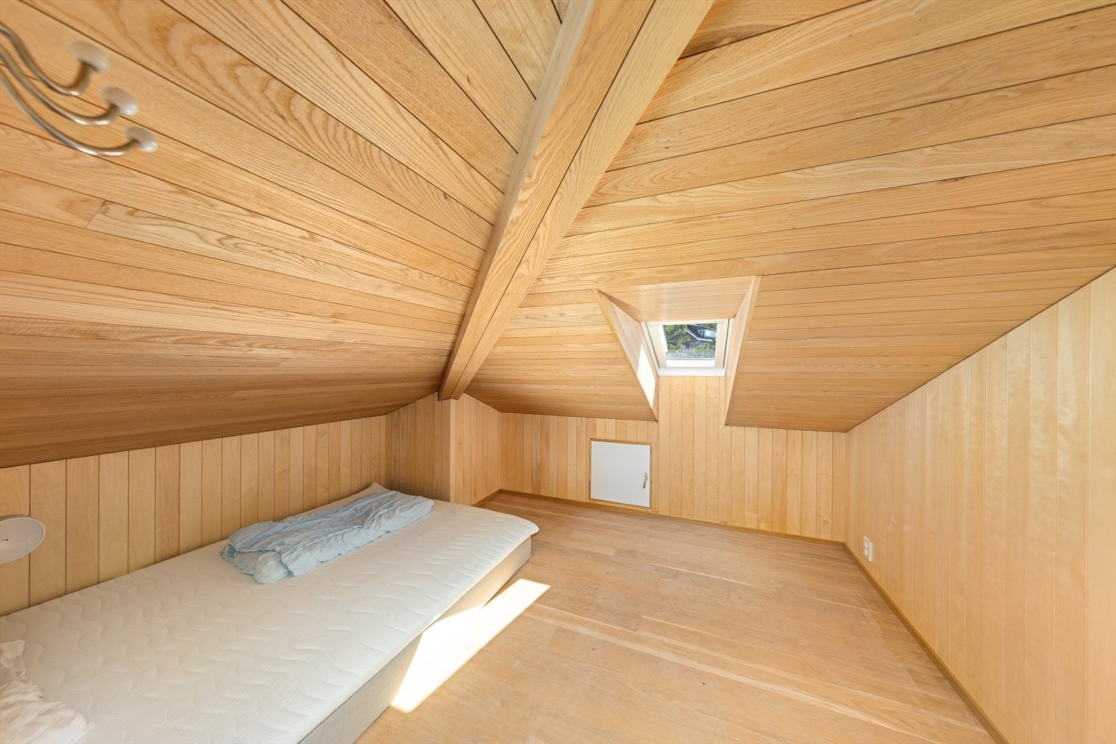 Praktisk oppholdsrom som i dag er innredet som soverom. Rommet har ikke målbart areal pga. lav takhøyde. Galleribilde