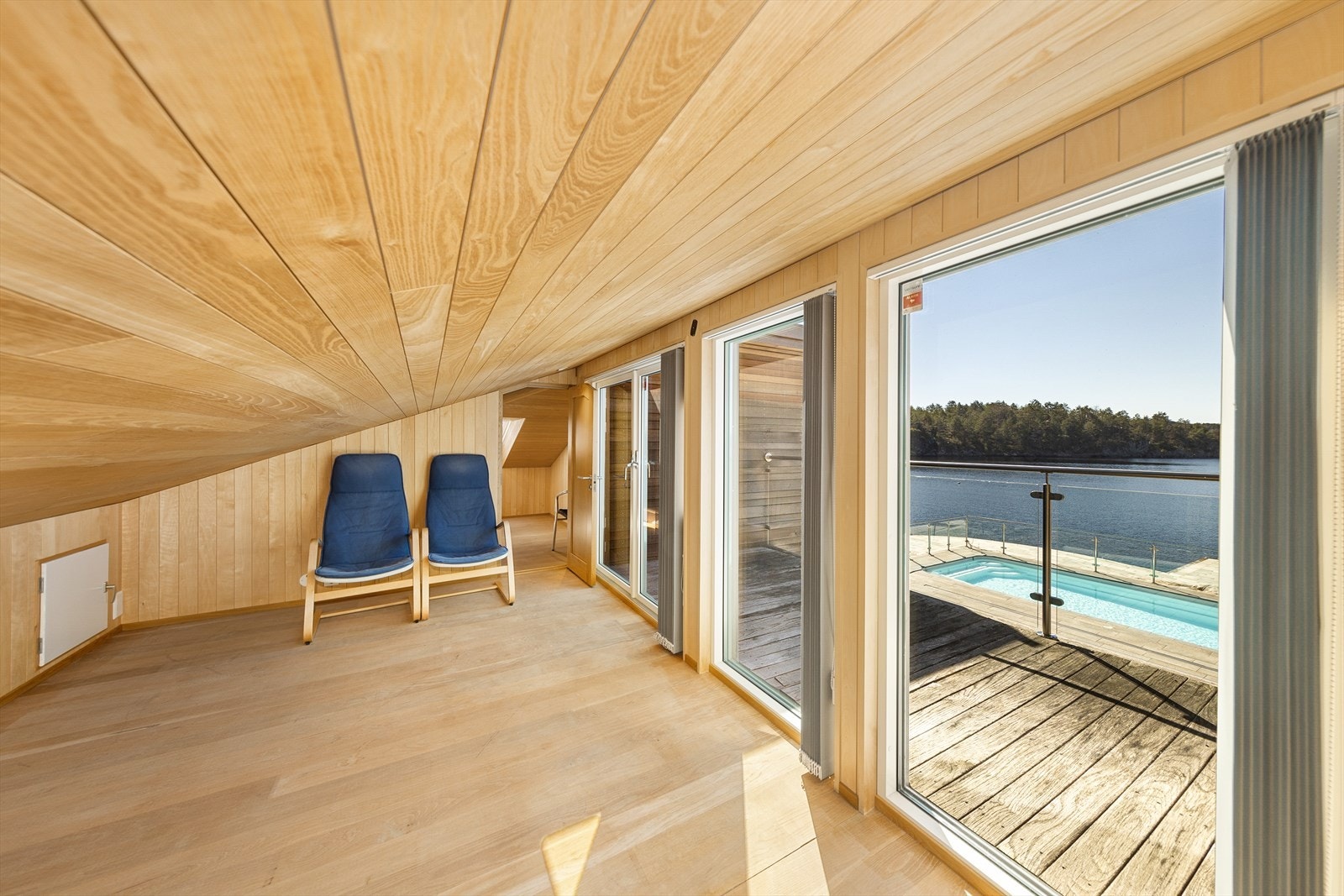 Praktisk oppholdsrom som enkelt kan innredes etter ønske og behov. Rommet har ikke målbart areal pga. lav takhøyde. Galleribilde