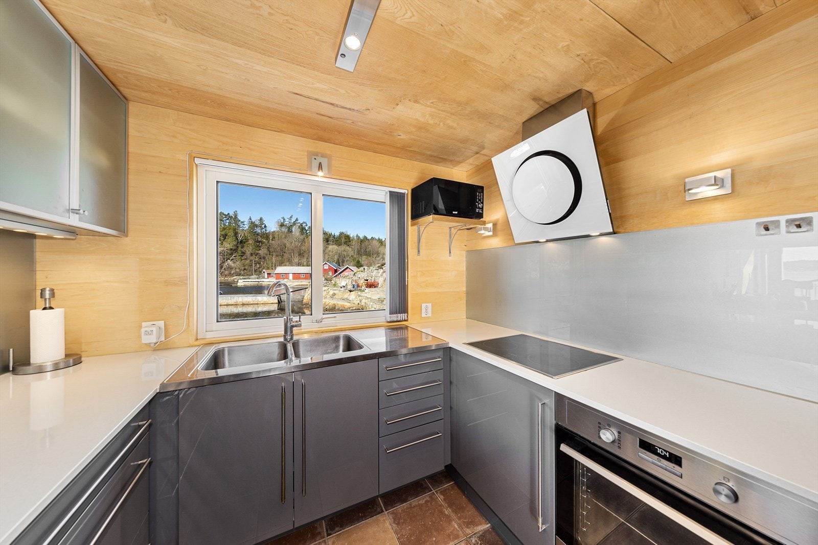 Hvitevarene er integrerte og består av platetopp, stekeovn, oppvaskmaskin og kombiskap. Galleribilde