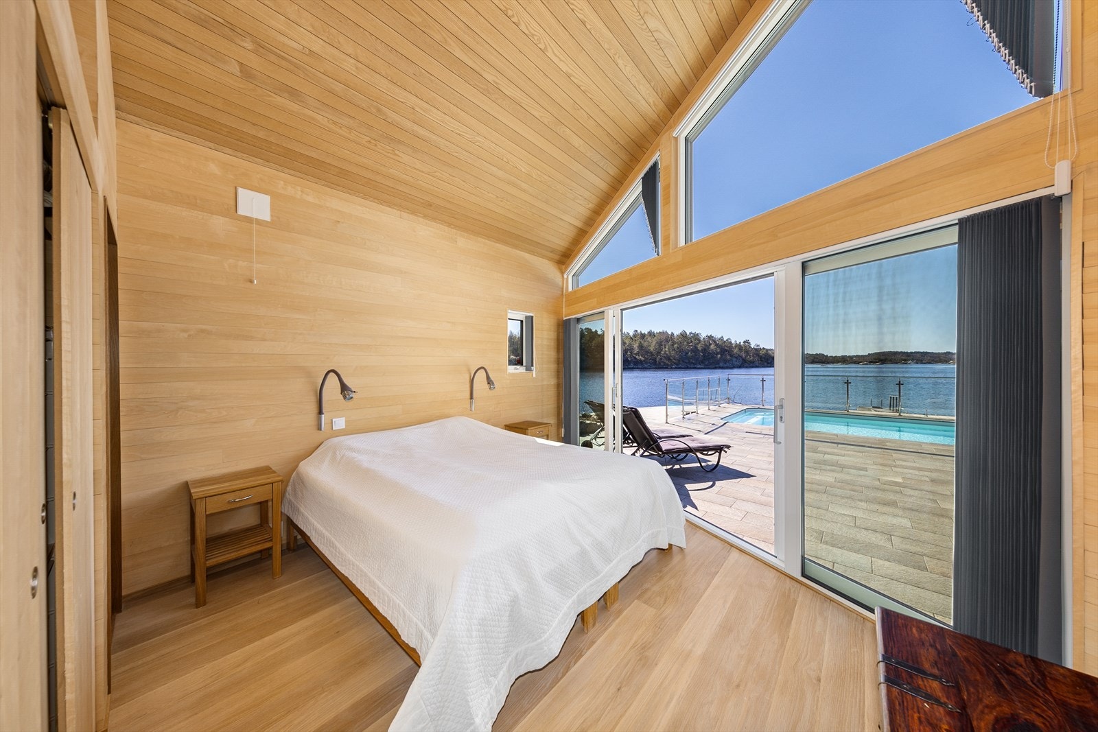 Hovedsoverommet er av god størrelse med plass til dobbeltseng og nattbord. Spesialbygget garderobe. Galleribilde