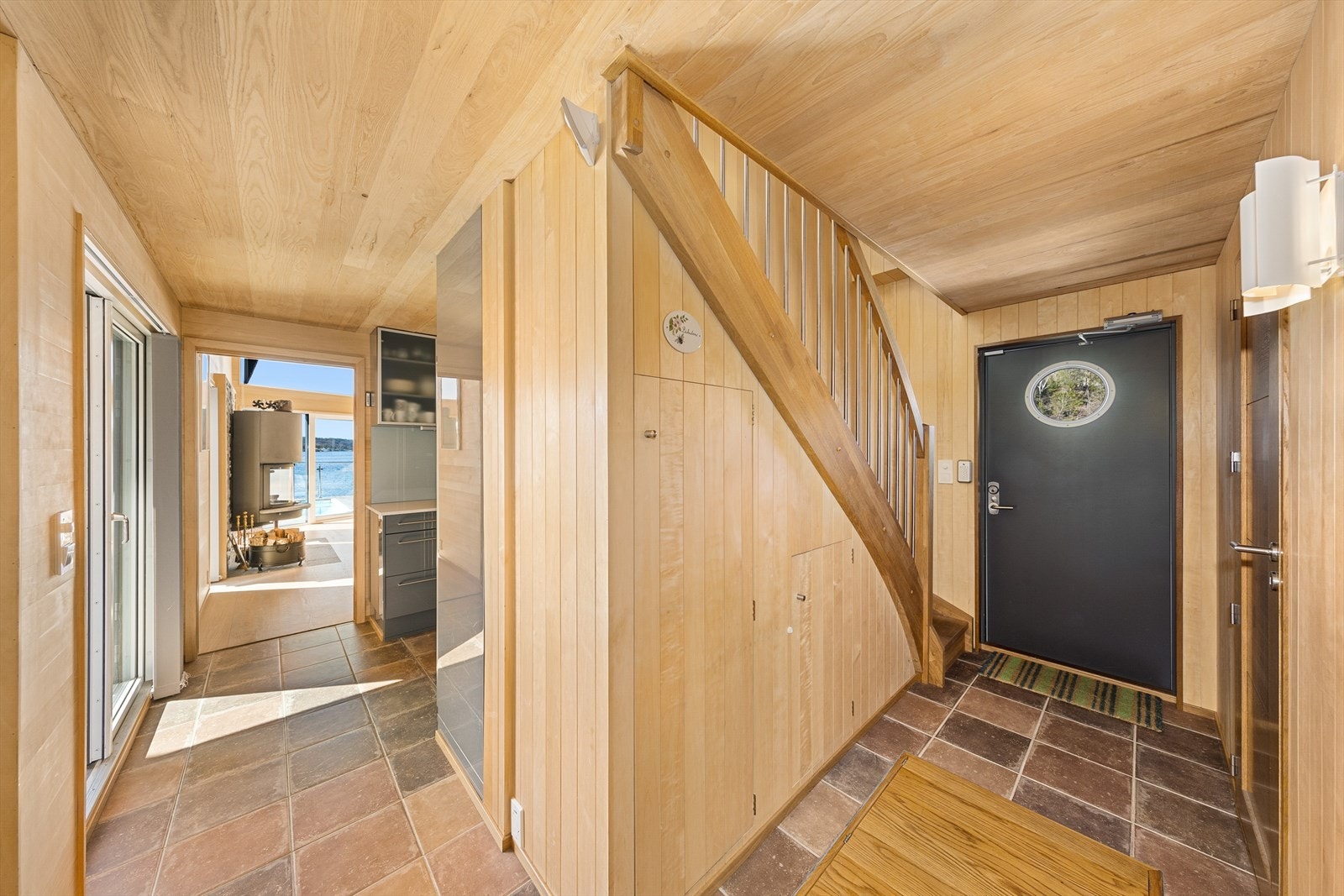 Boligen går over to etasjer og består av to stuer, kjøkken, to baderom, entré, bod og 6 soveaveldinger. Galleribilde