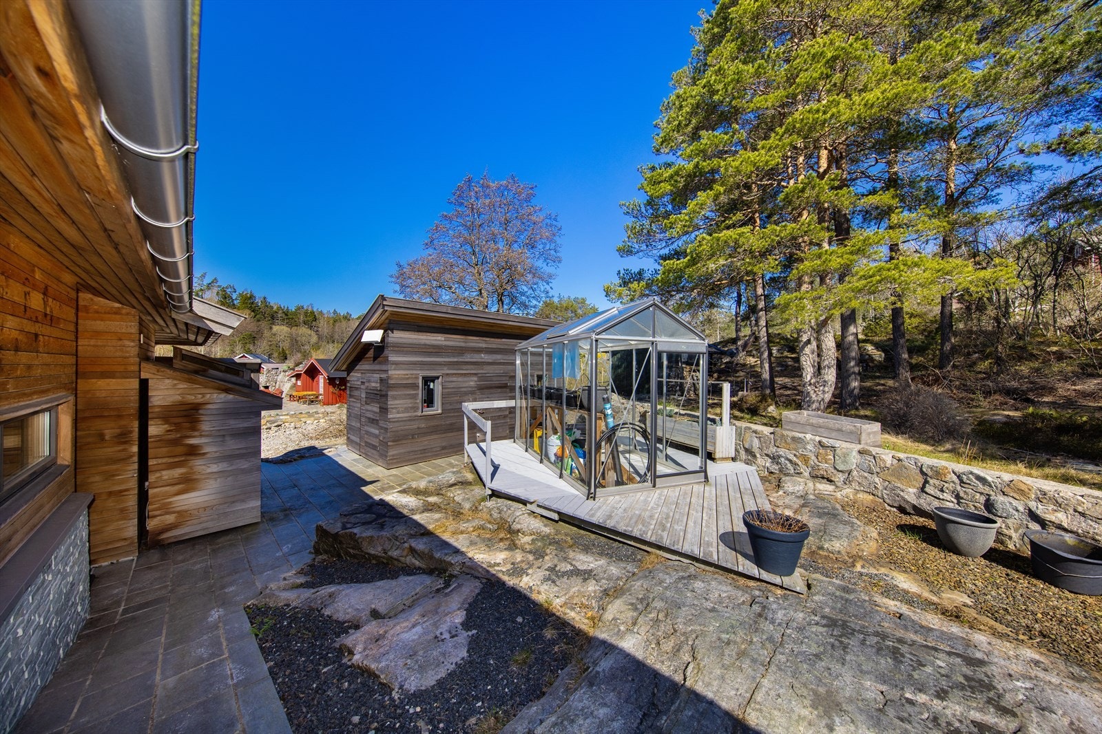 Dersom du har grønne fingre, er det et flott drivhus på eiendommen. Galleribilde