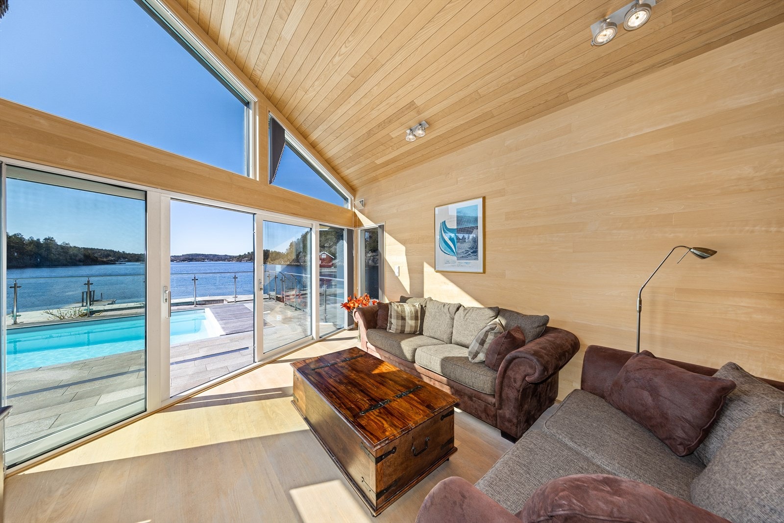 Svært god himlingshøyde og store, fine vinduer, samt skyvedører med adkomst til eiendommens utearealer. Galleribilde