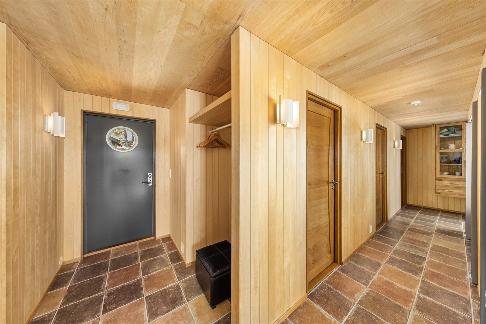 Innbydende entré med plass til ytterklær og sko. Galleribilde