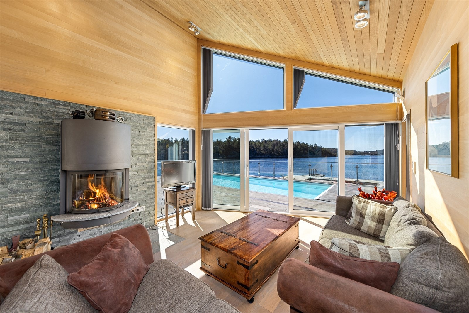 Lys og trivelig stue med god plass til sofagruppe, sofabord og underholdningsavdeling. Galleribilde