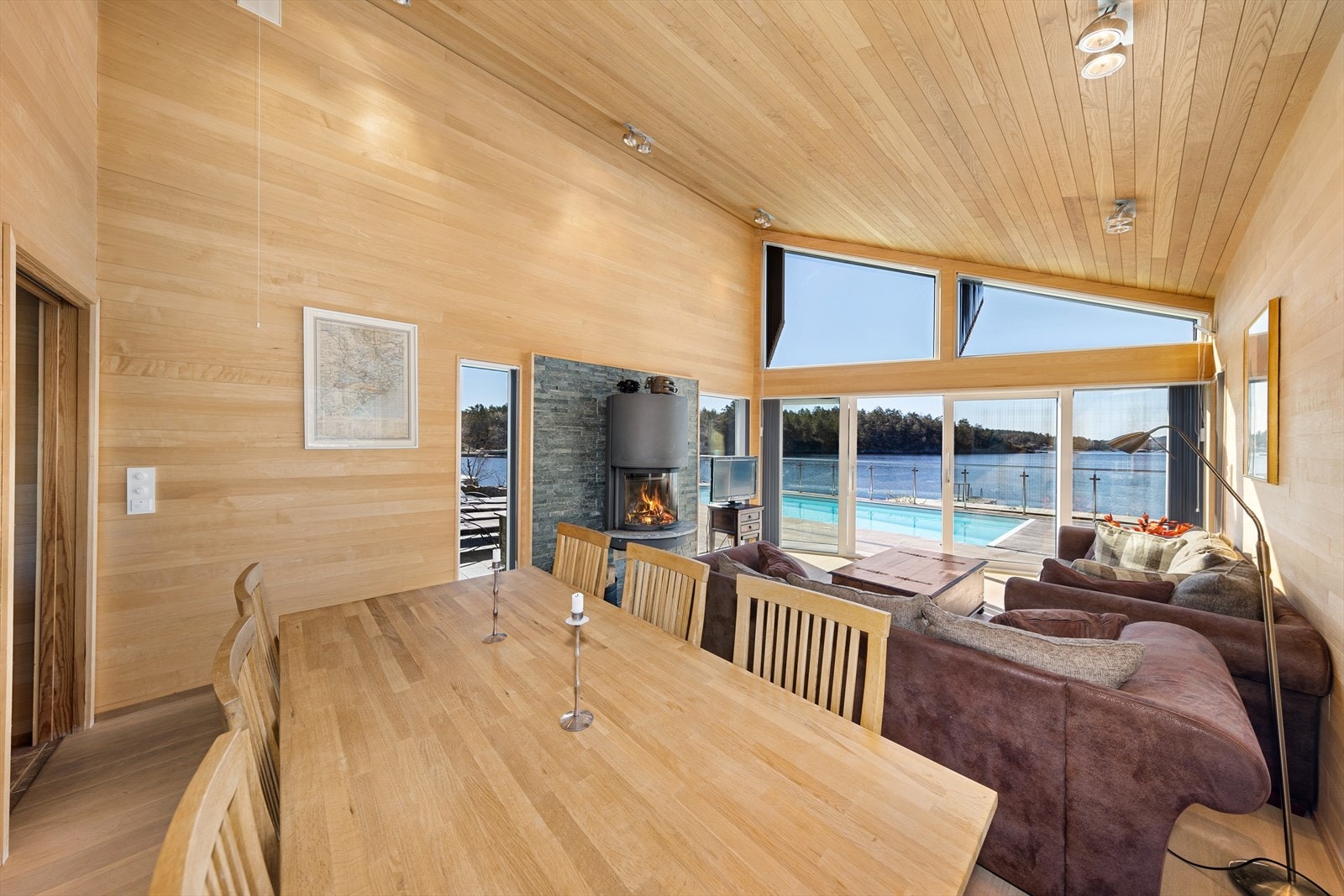 Videre er det plass til spisebord med tilhørende spisestoler. Galleribilde