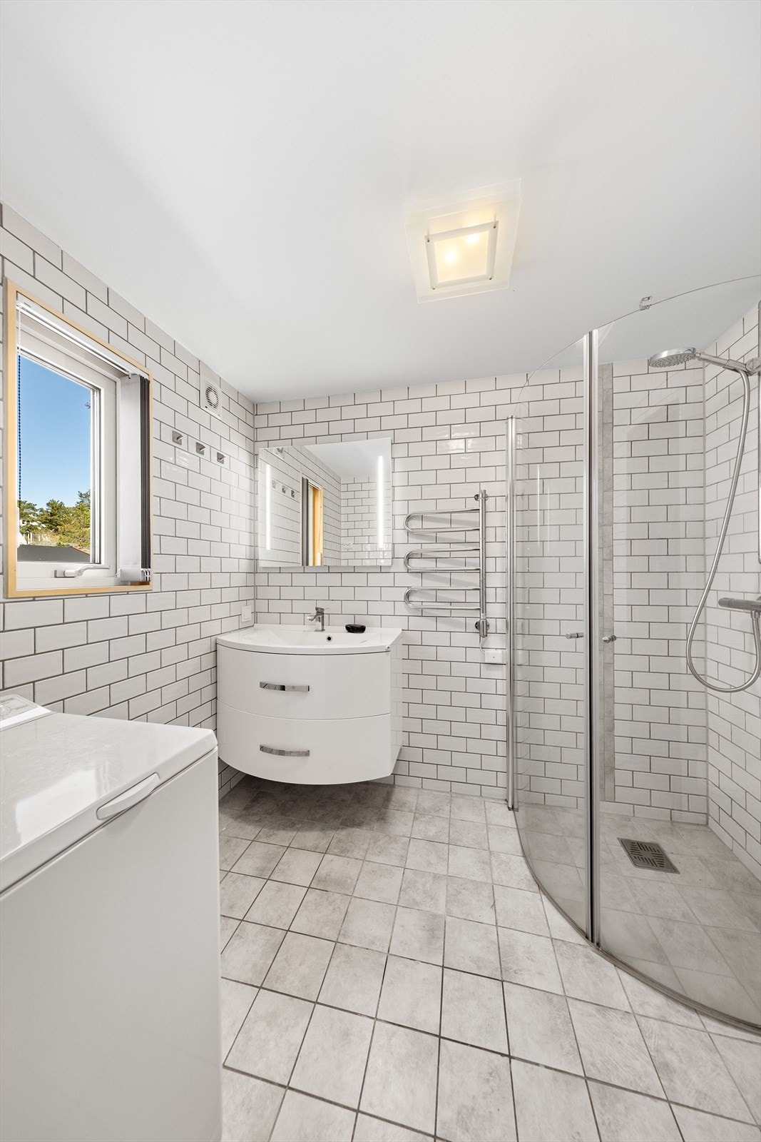 Baderom nummer to (adkomst fra gang) består av dusjhjørne, servant og toalett. Opplegg for vaskemaskin. Galleribilde