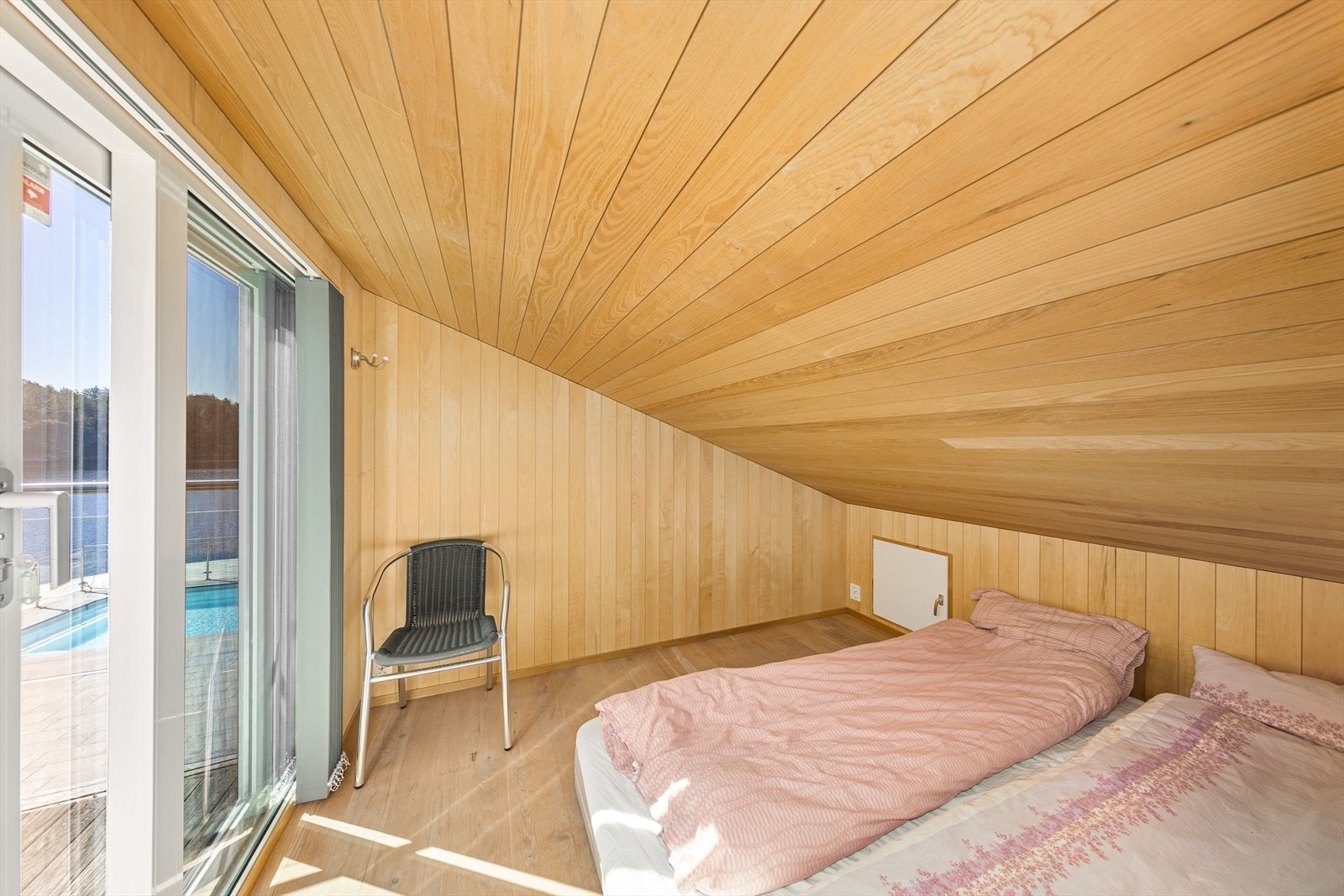 Praktisk oppholdsrom som i dag er innredet som soverom. Rommet har ikke målbart areal pga. lav takhøyde. Galleribilde