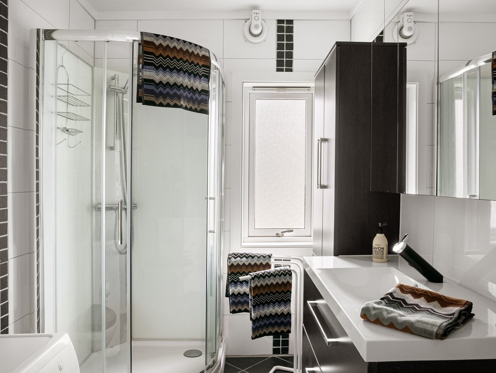 Pent helfliset bad med gulvvarme. Galleribilde