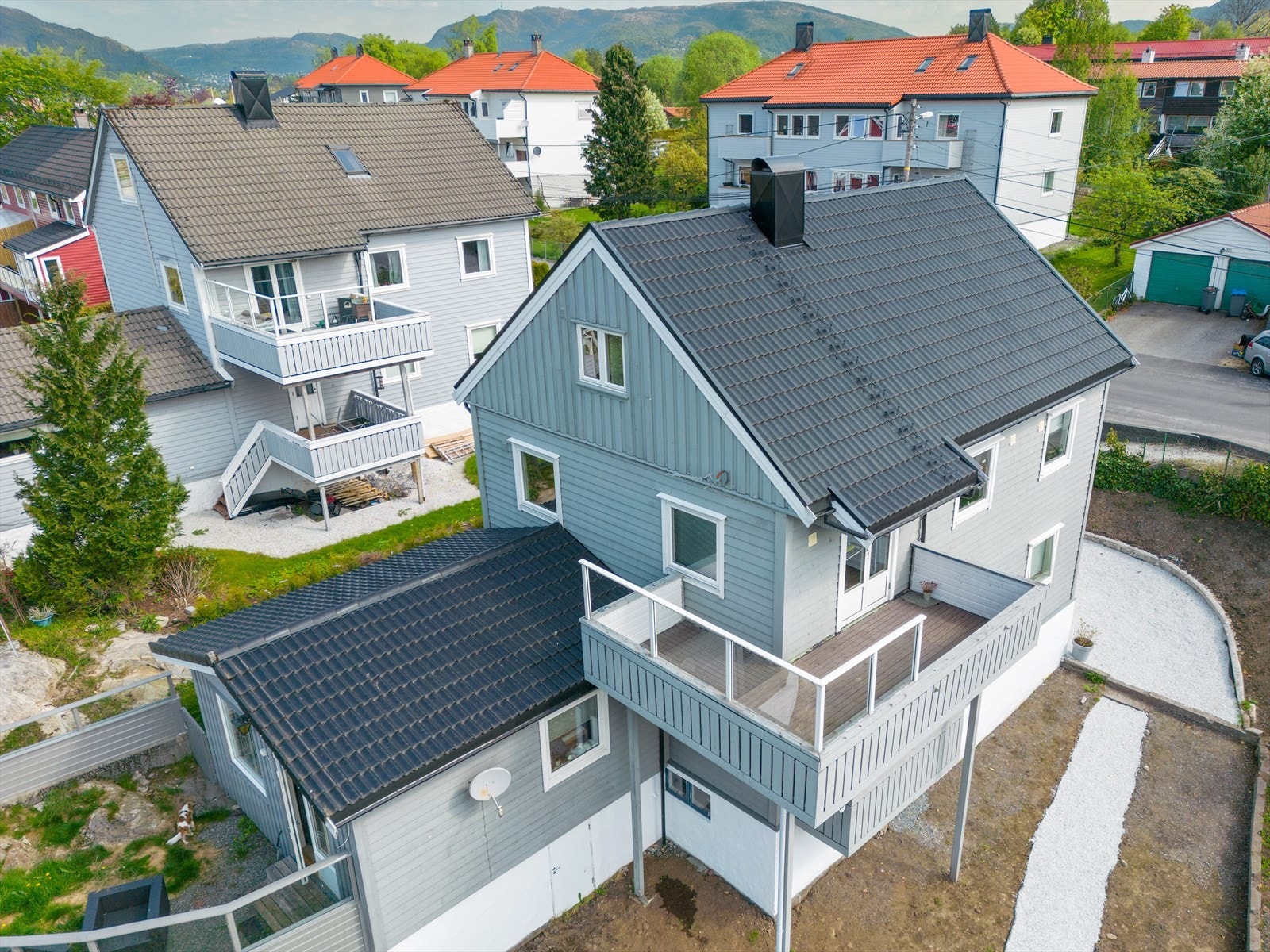 Boligen ligger i et veletablert boligområde like ved bybanestoppet på Skjold. Galleribilde