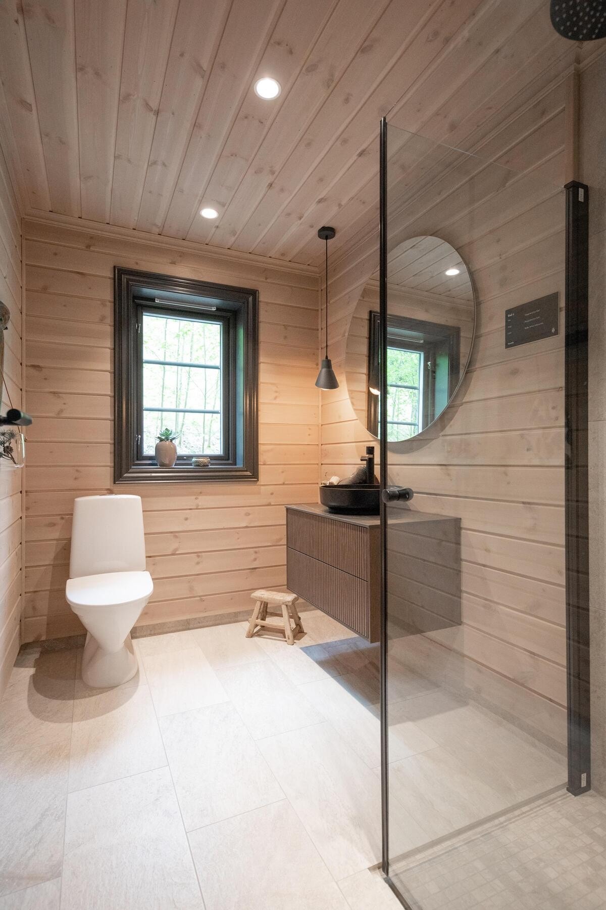 Foto fra bad 2 i visningshytte.
Flislagte gulv med varmekabler. Her med Walks white fliser i 30x60. Galleribilde