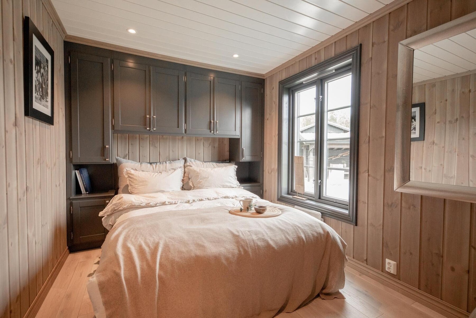 Delikate overflater skaper en lun atmosfære. Plassbygde garderobeskap kan bestilles hos Kistefoss. Galleribilde