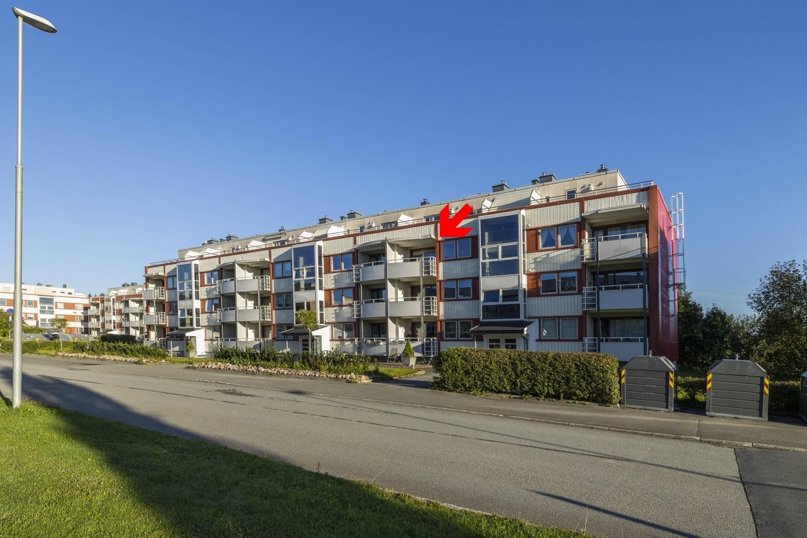 Leiligheten og balkongen markert med rød pil. Galleribilde