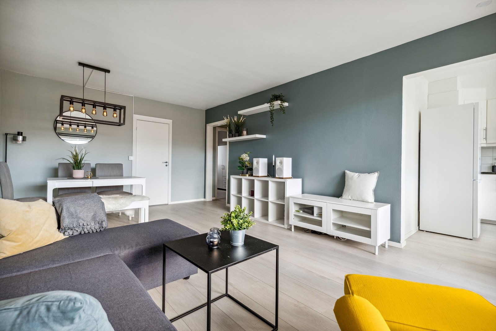 Stuen har rikelig med plass og muligheter for alternative møbleringer. Galleribilde