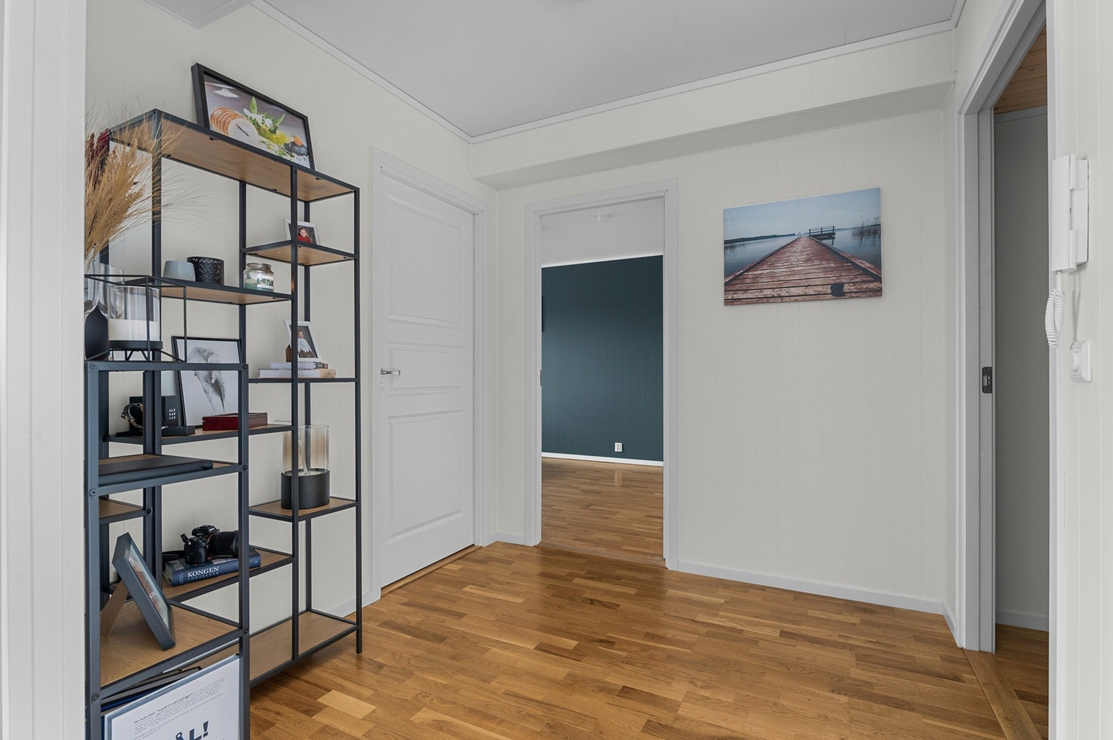 Fra gangen har man tilkomst til begge soverommene. Galleribilde
