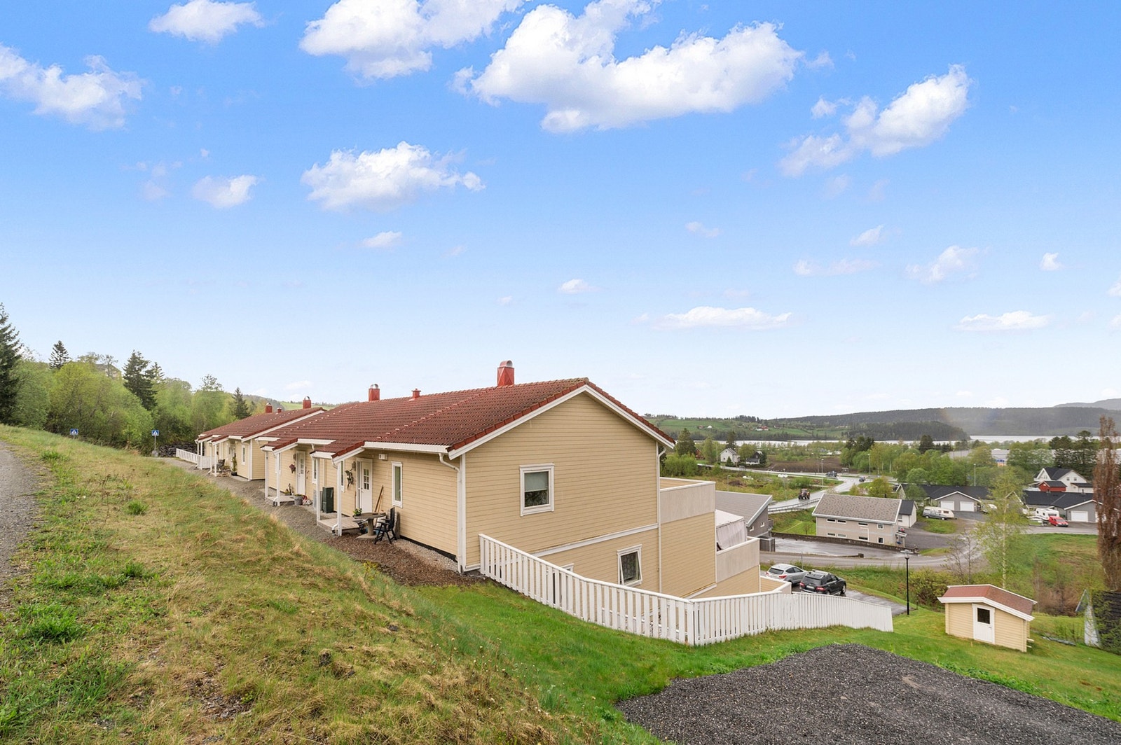 Like ved eiendommen ligger Selbusjøen som kan friste med bademuligheter, vannaktiviteter og småbåthavn, samt muligheter for fiske. Flott turterreng i områdene rundt. Galleribilde