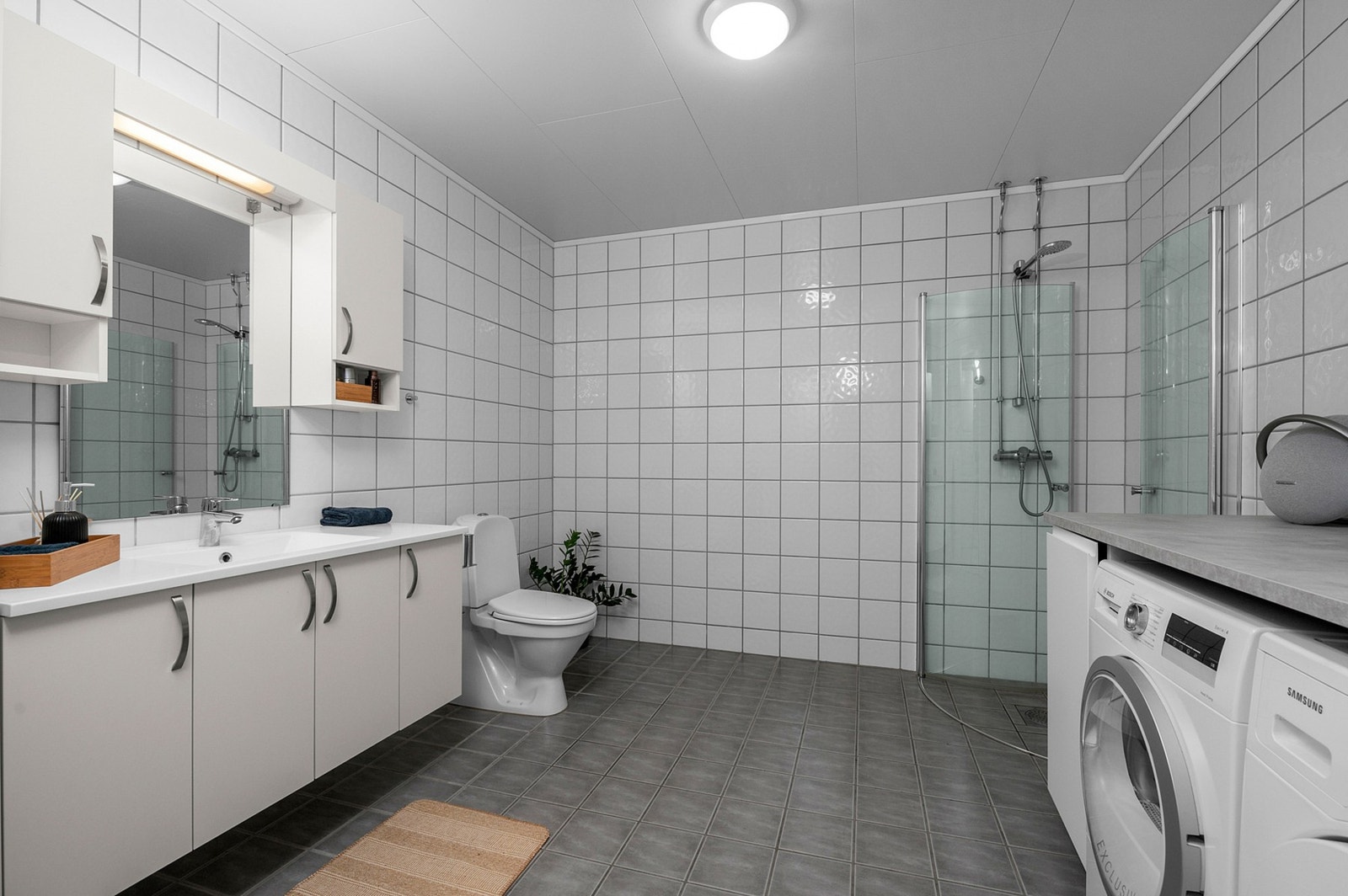 Meget romslig bad fra 2010 med flislagte overflater og varme i gulv. Galleribilde