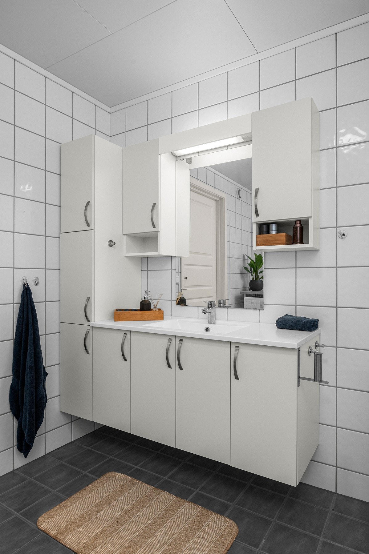 Rommet har godt med oppbevaringsplass.
Badet ventileres med mekanisk avtrekk. Galleribilde
