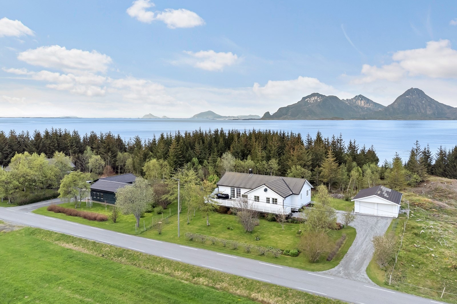 Bebyggelsen består av en frittstående enebolig fra 1985, bygd over 1 plan. Til boligen hører det med en dobbelgarasje. Bebyggelsen i nærområdet består i hovedsak av tilsvarende småhusbebyggelse/villaeiendommer og landbrukseiendommer. Galleribilde