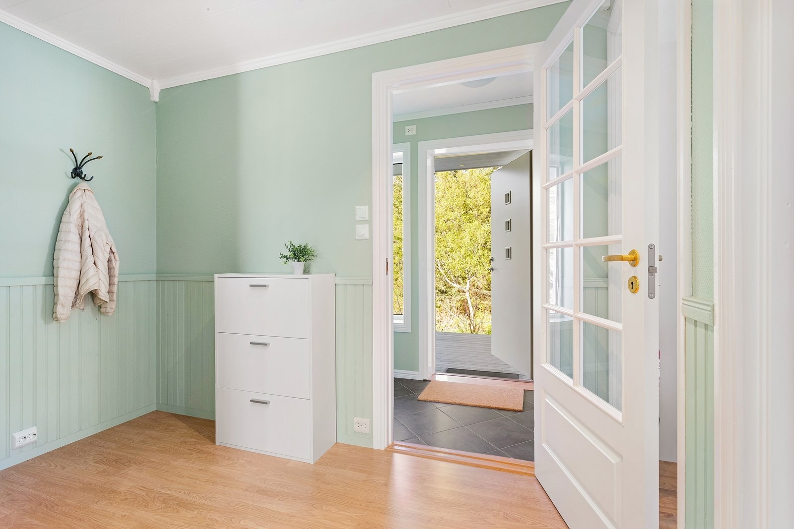 Yttergangen er stilfull med en inngangsdør med glassfelt og et stort vindu på siden som slipper inn mye lys. Innenfor denne har du en stor og luftig hall. Galleribilde