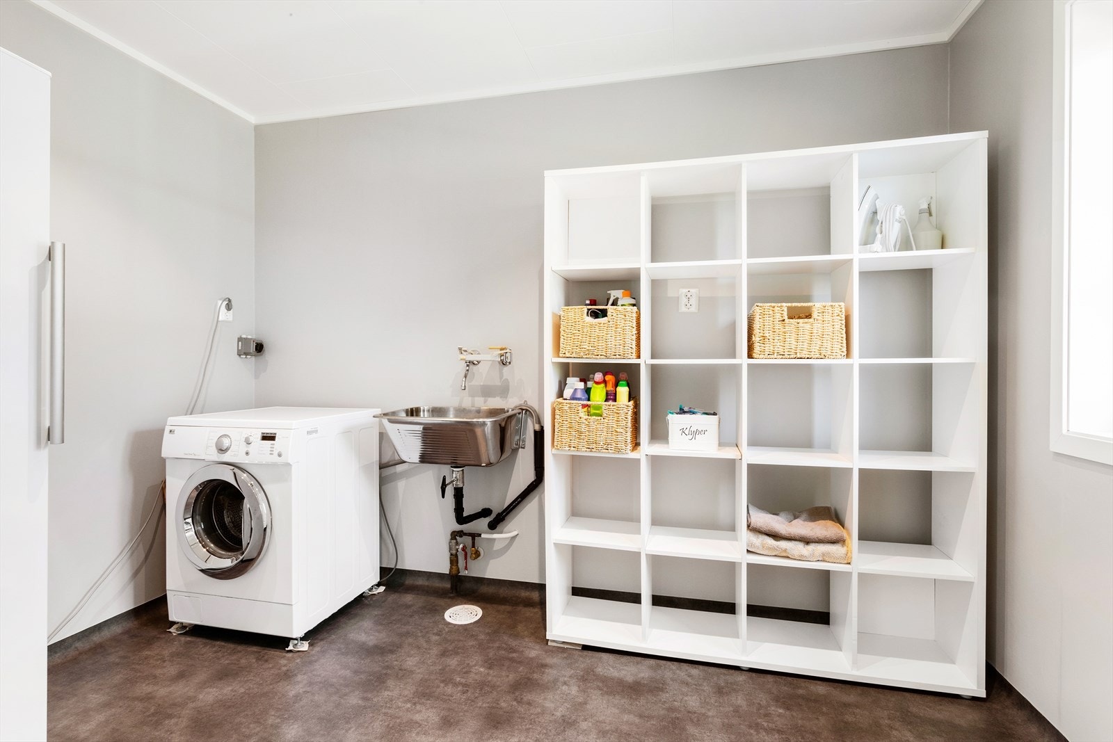 Boligen er praktisk innredet og har eget vaskerom. I tillegg til opplegg for vaskemaskin og god plass til tørketrommel, er det også utstyrt med utslagsvask. Rommet har godt med oppbevaringsmuligheter samt god plass til tørking av klær. Galleribilde